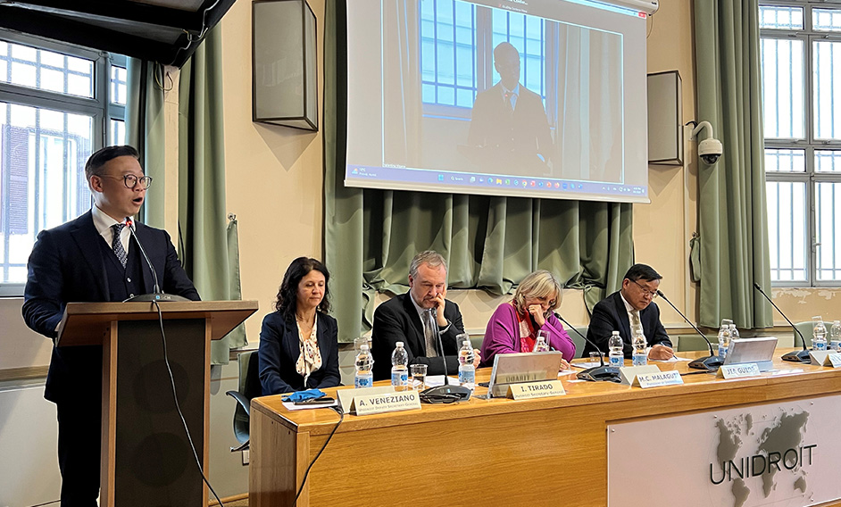 The Deputy Secretary for Justice, Mr Cheung Kwok-kwan, on March 6 (Rome time) attended in Rome, Italy, a conference co-organised by the International Institute for the Unification of Private Law and the Embassy of the People's Republic of China in the Republic of Italy for local business and legal communities. Photo shows Mr Cheung (first left) speaking at the conference.