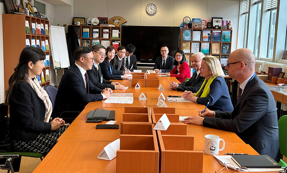 律政司副司长张国钧（左二）於三月七日（维也纳时间）在奥地利维也纳与联合国国际贸易法委员会秘书长Anna Joubin-Bret（右二）及该会的高层人员会面，讨论双方未来进一步合作。