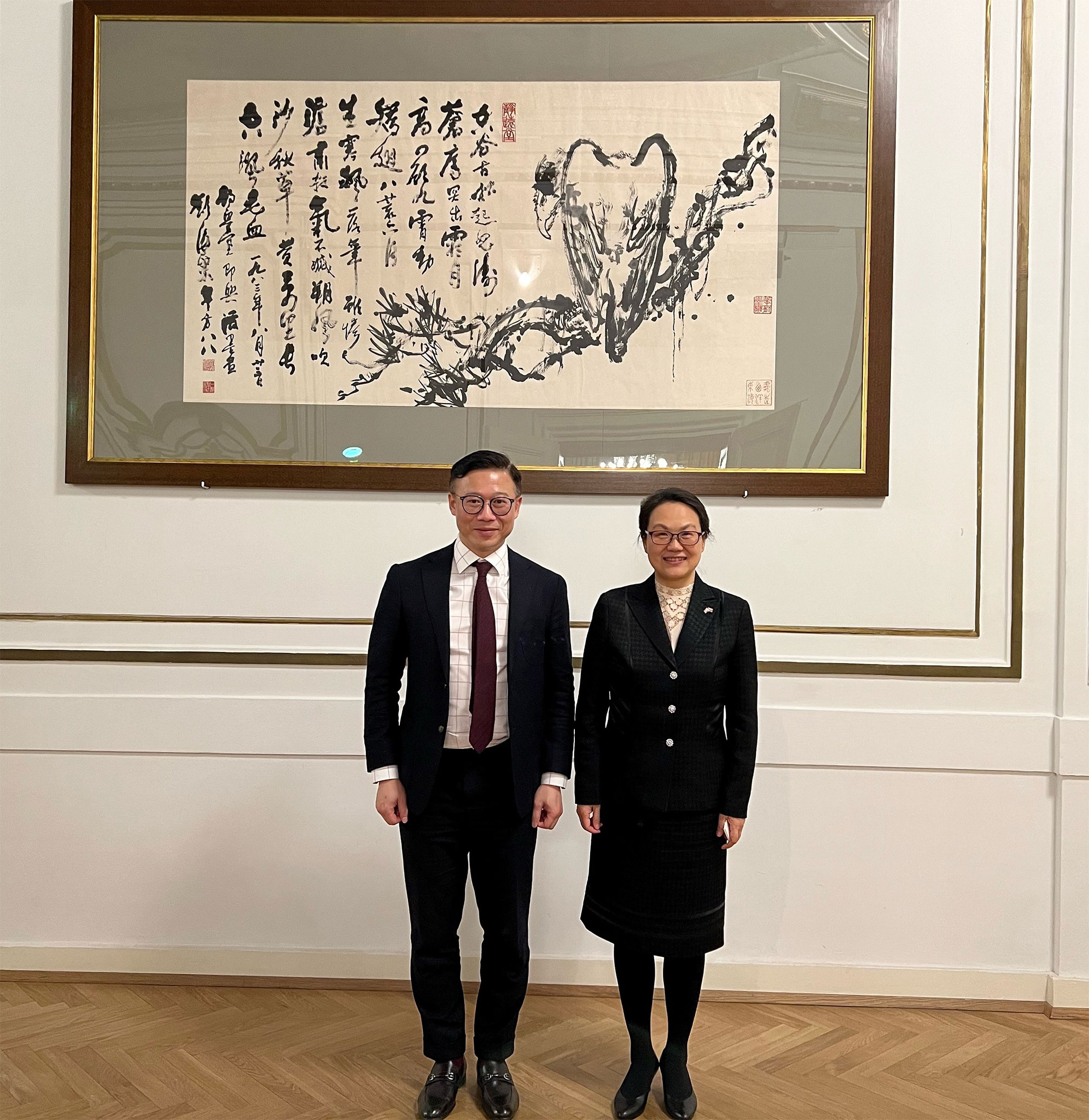 律政司副司长张国钧（左）於三月七日（维也纳时间）在奥地利维也纳拜会中华人民共和国驻奥地利共和国特命全权大使亓玫（右）。