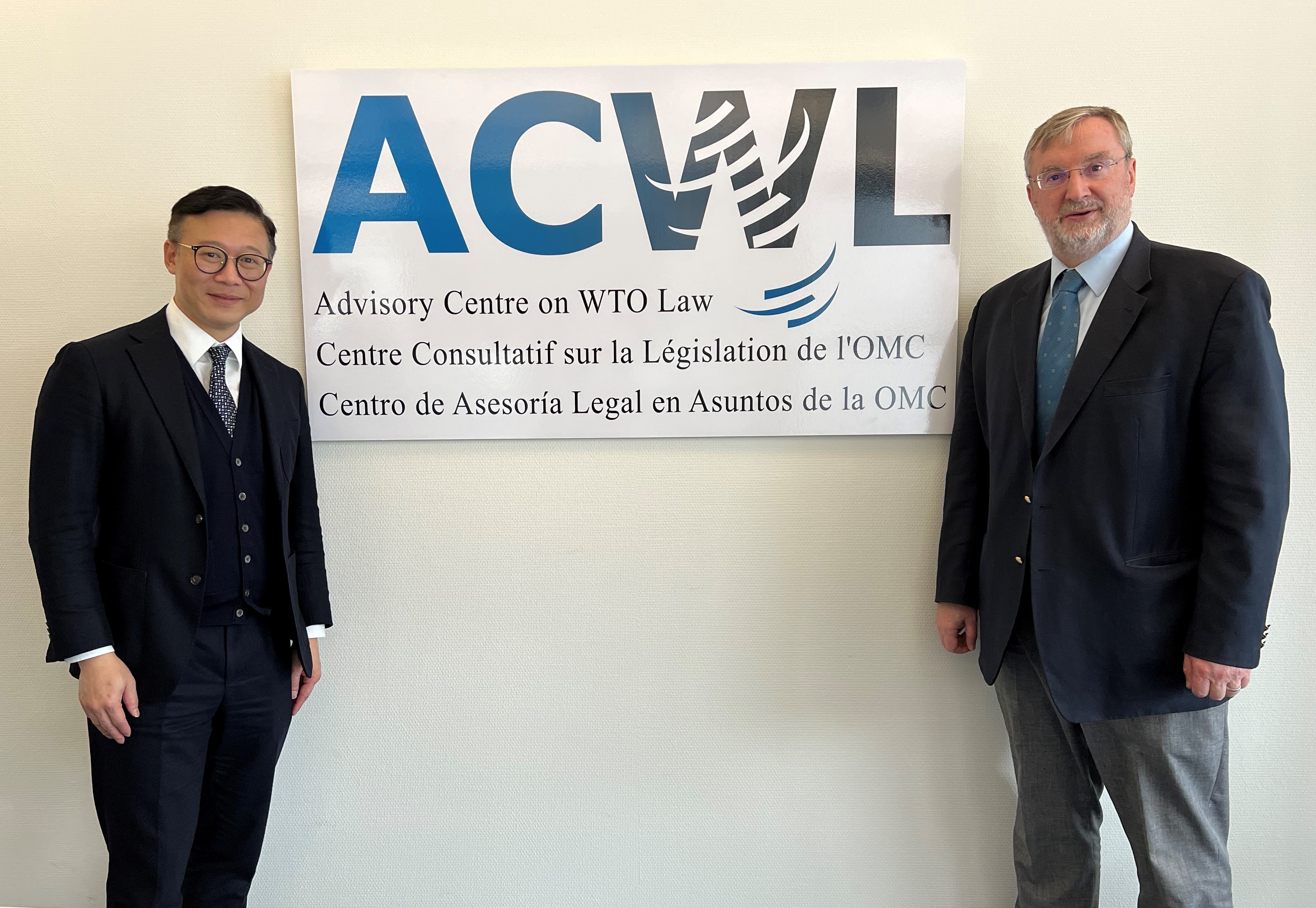 律政司副司長張國鈞（左）於三月八日（日內瓦時間）在瑞士日內瓦與世界貿易組織法律支援中心行政總裁Niall Meagher（右）會面。