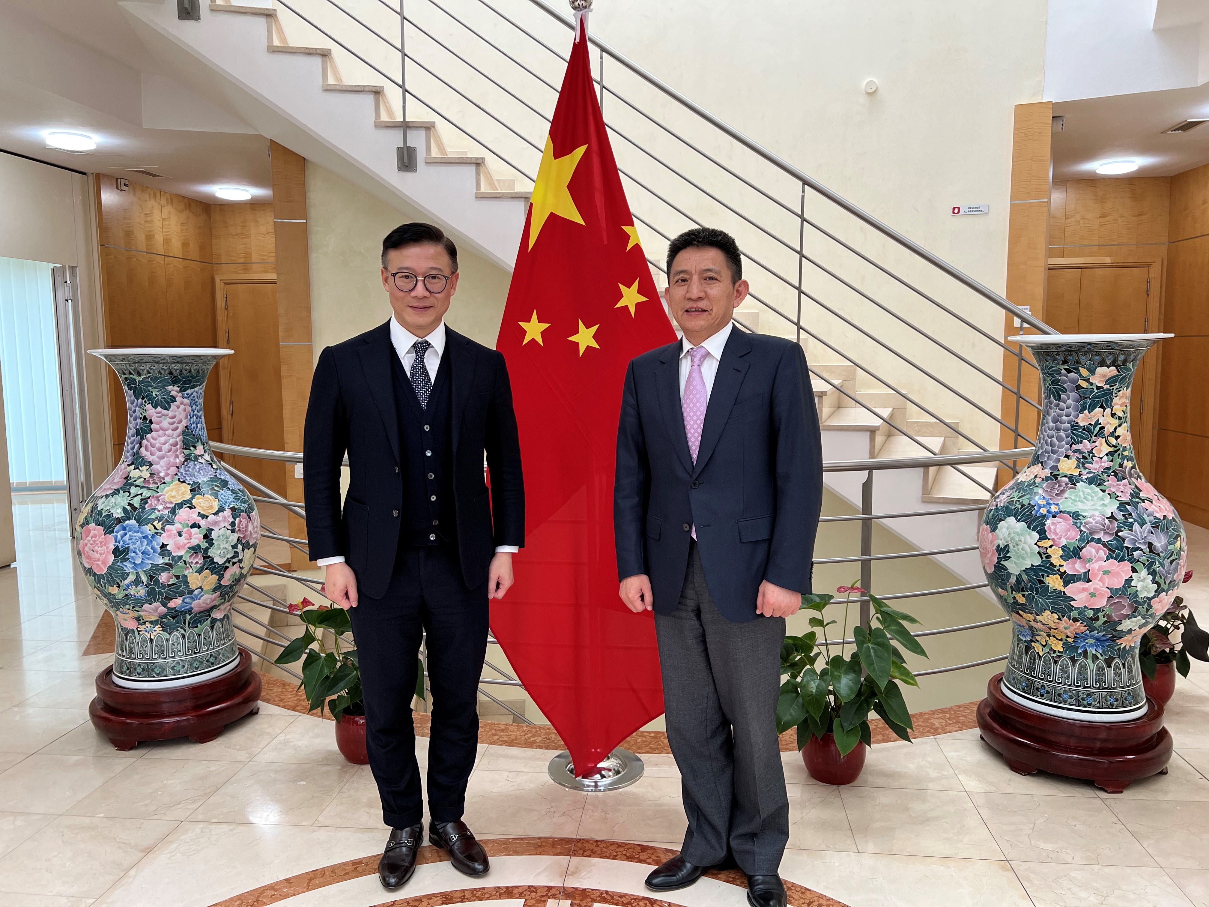 律政司副司长张国钧（左）于三月八日（日内瓦时间）在瑞士日内瓦拜会中华人民共和国常驻世界贸易组织代表、特命全权大使李成钢（右）。