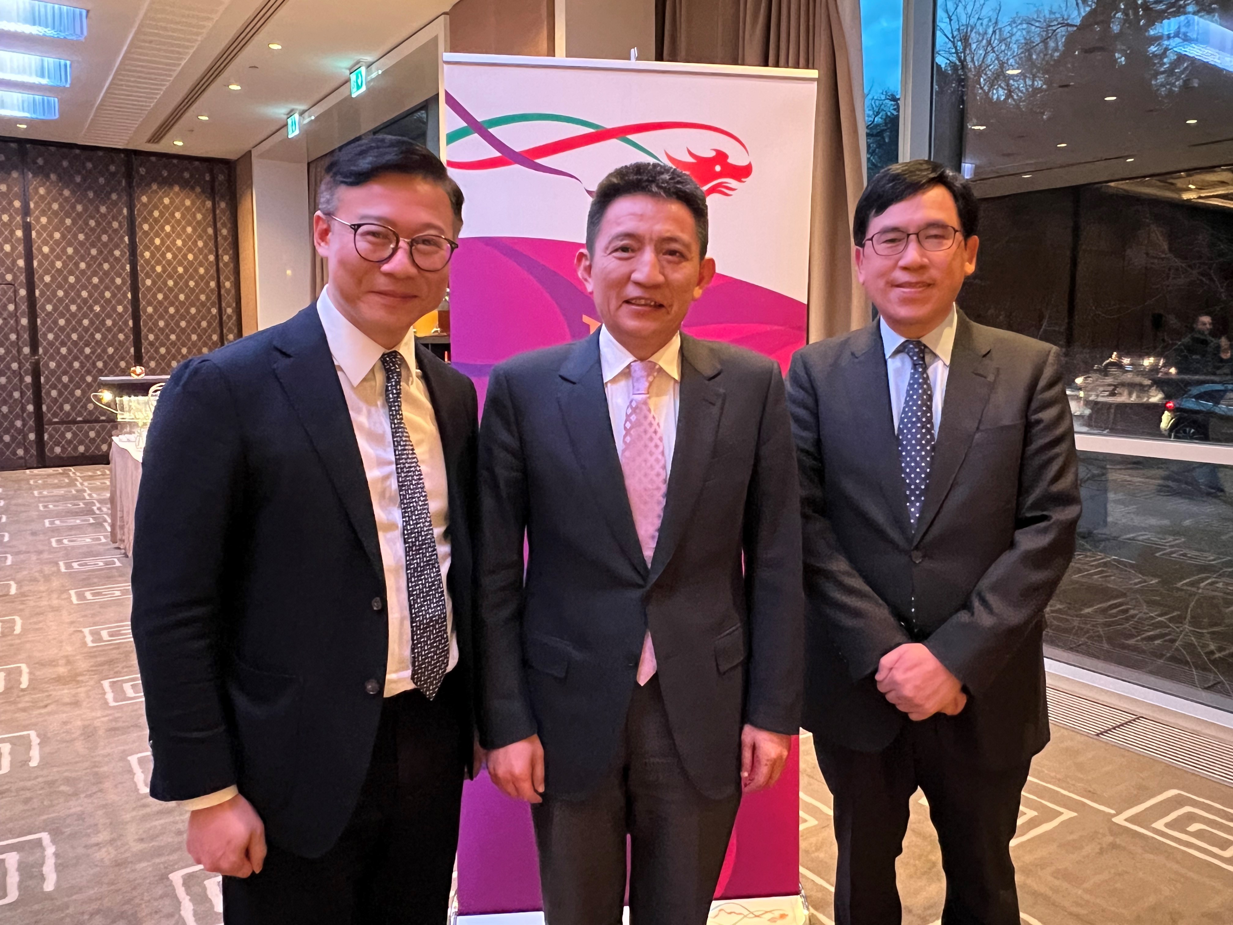 The Deputy Secretary for Justice, Mr Cheung Kwok-kwan, on March 8 (Geneva time) attended in Geneva, Switzerland, a reception hosted by the Hong Kong Economic and Trade Office in Geneva. Photo shows (from left) Mr Cheung; the Ambassador Extraordinary and Plenipotentiary and Permanent Representative of the People's Republic of China to the World Trade Organization, Mr Li Chenggang; and the Permanent Representative of the Hong Kong Special Administrative Region of China to the World Trade Organization, Mr Laurie Lo, at the reception.
