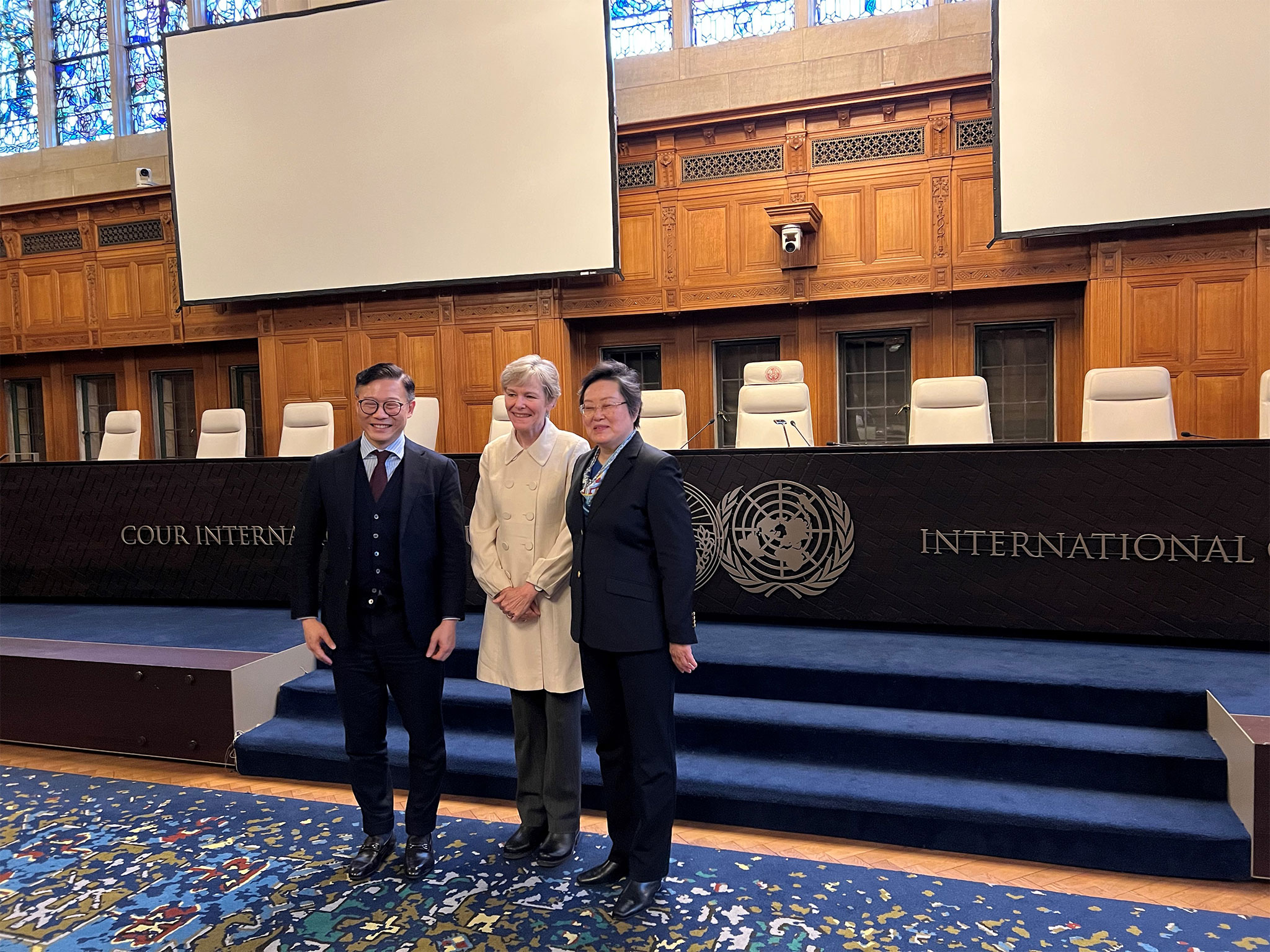 律政司副司长张国钧（左）在三月十日（海牙时间）与联合国国际法院法官薛捍勤（右）和法官Hilary Charlesworth（中）於荷兰海牙的国际法院合照。
