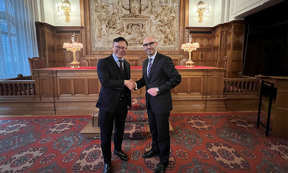 The Deputy Secretary for Justice, Mr Cheung Kwok-kwan (left), and the Secretary-General of the Permanent Court of Arbitration (PCA), Dr Hab Marcin Czepelak (right), were pictured at the PCA in The Hague, the Netherlands, on March 10 (The Hague time).