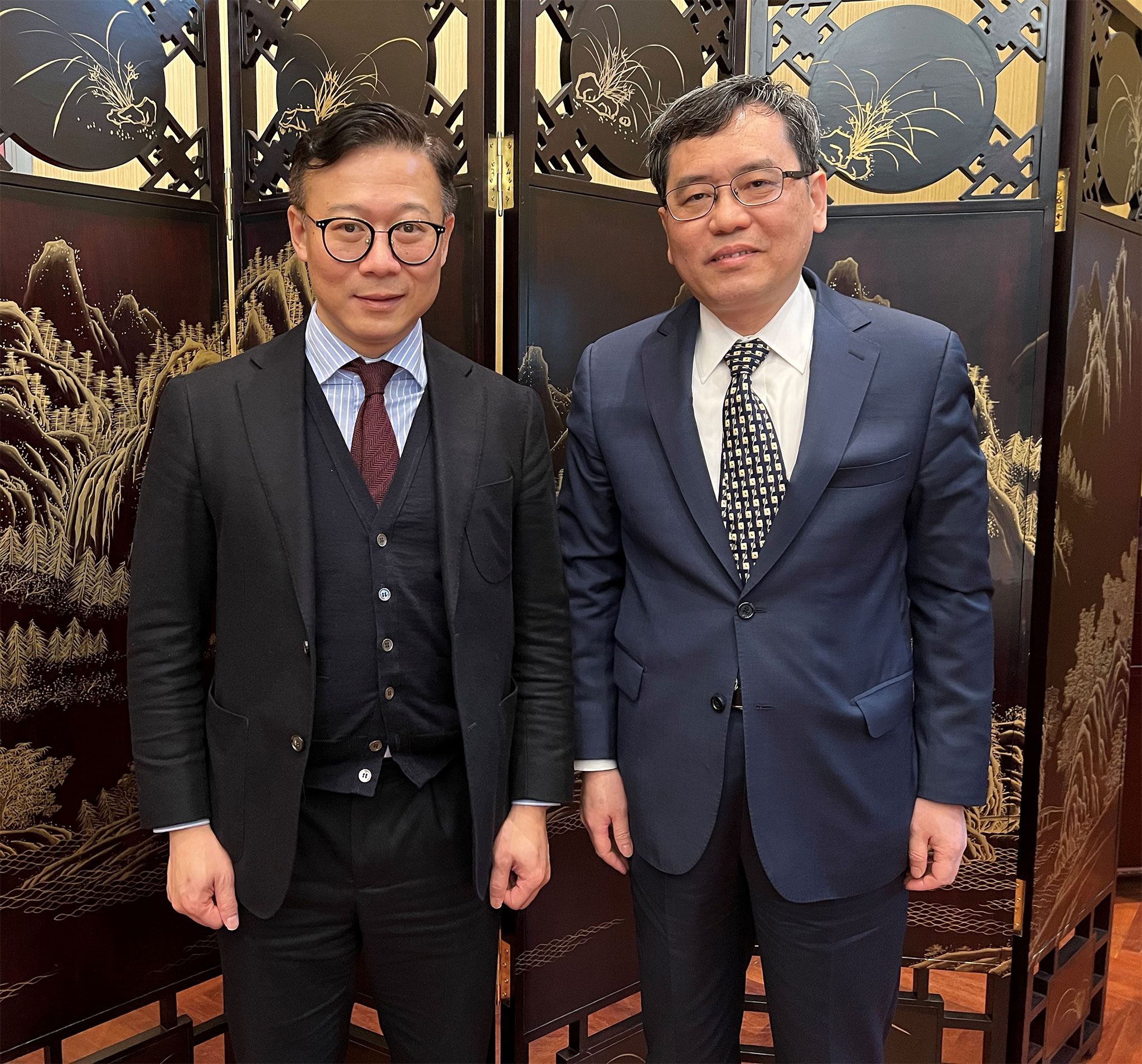 律政司副司长张国钧（左）在三月十日（海牙时间）於荷兰海牙拜会中华人民共和国驻荷兰王国特命全权大使谈践（右）。