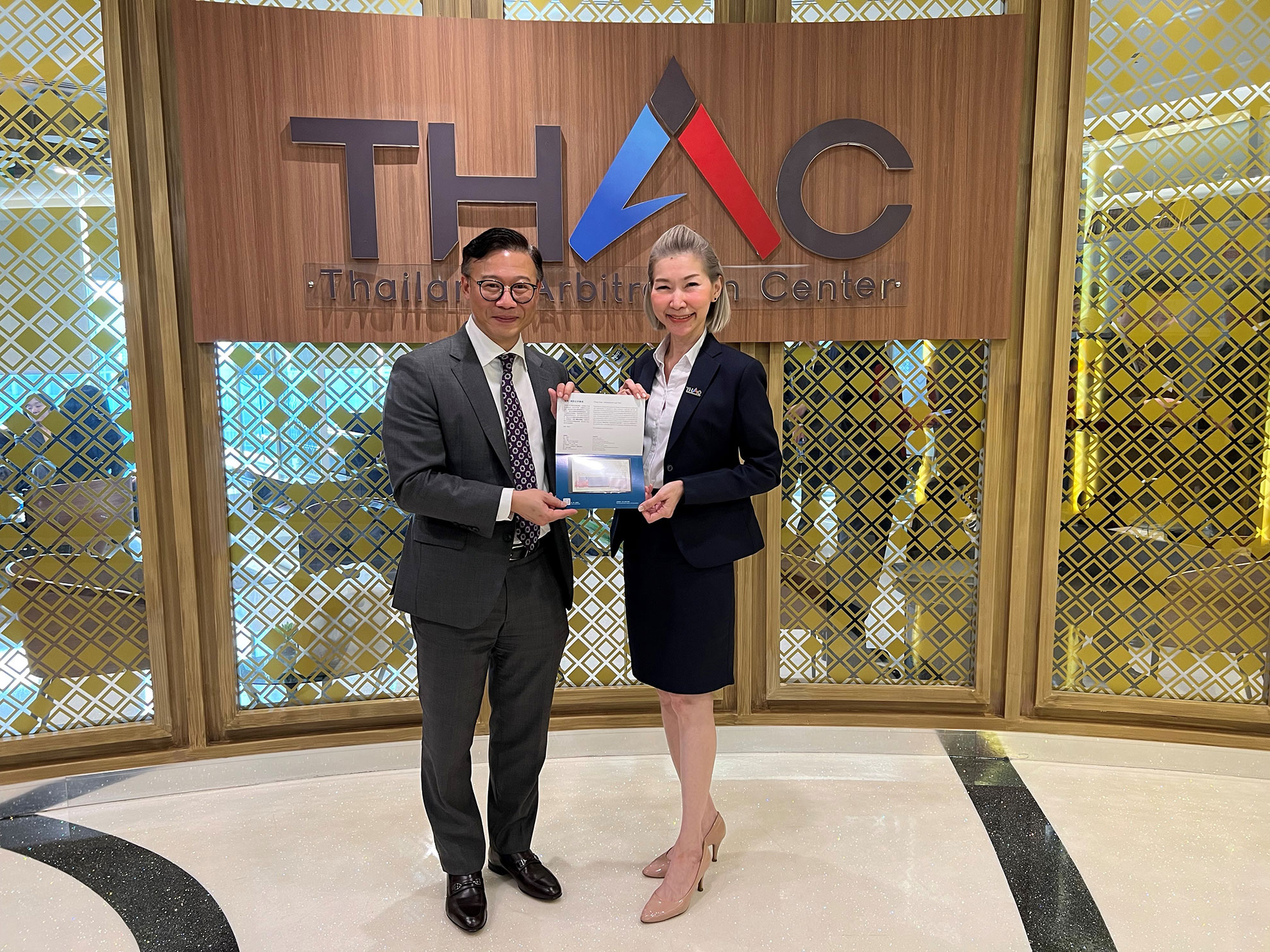 The Deputy Secretary for Justice, Mr Cheung Kwok-kwan (left), met with the Acting Managing Director of the Thailand Arbitration Center, Ms Machimdhorn Khampiranont (right), and exchanged souvenirs in Bangkok, Thailand, today (March 16).