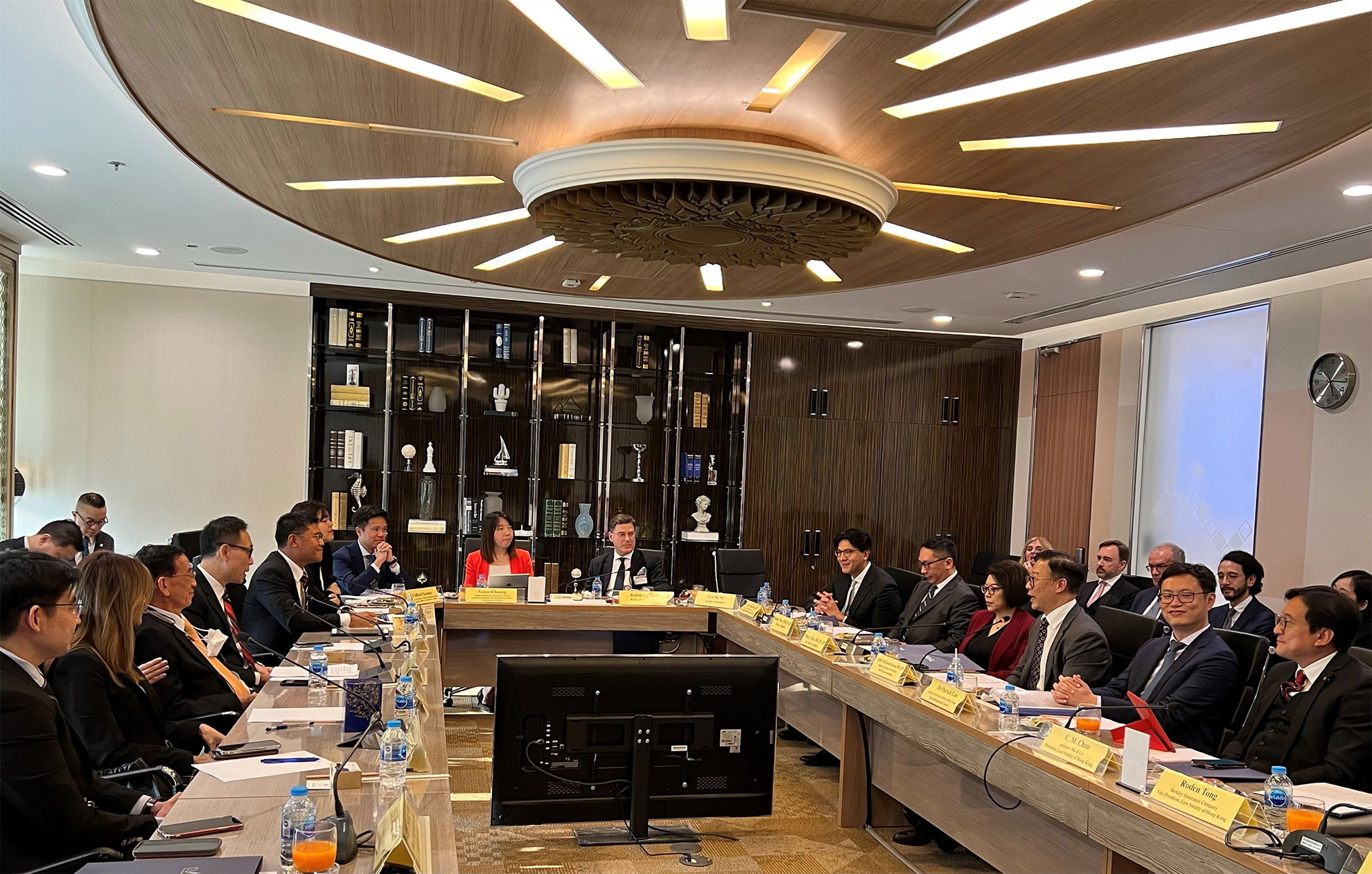 The Deputy Secretary for Justice, Mr Cheung Kwok-kwan (third right), leading a delegation of Hong Kong legal professionals, met with the Lawyers Council of Thailand to discuss the development of the legal profession and explore potential future collaborations with the Lawyers Council in Bangkok, Thailand, today (March 16).