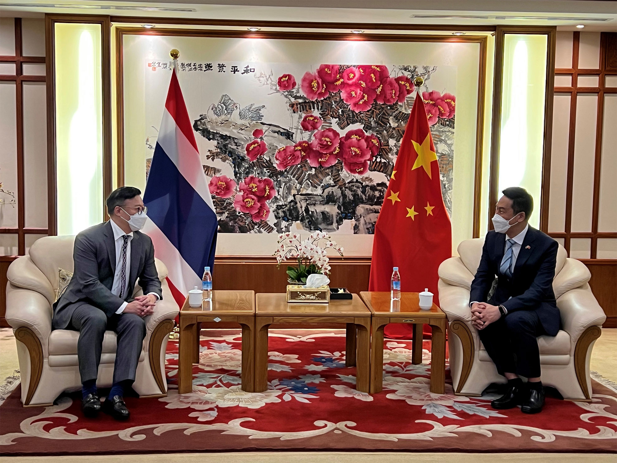 律政司副司长张国钧（左）今日（三月十六日）在泰国曼谷拜会中华人民共和国驻泰王国大使馆公参杨欣（右）。