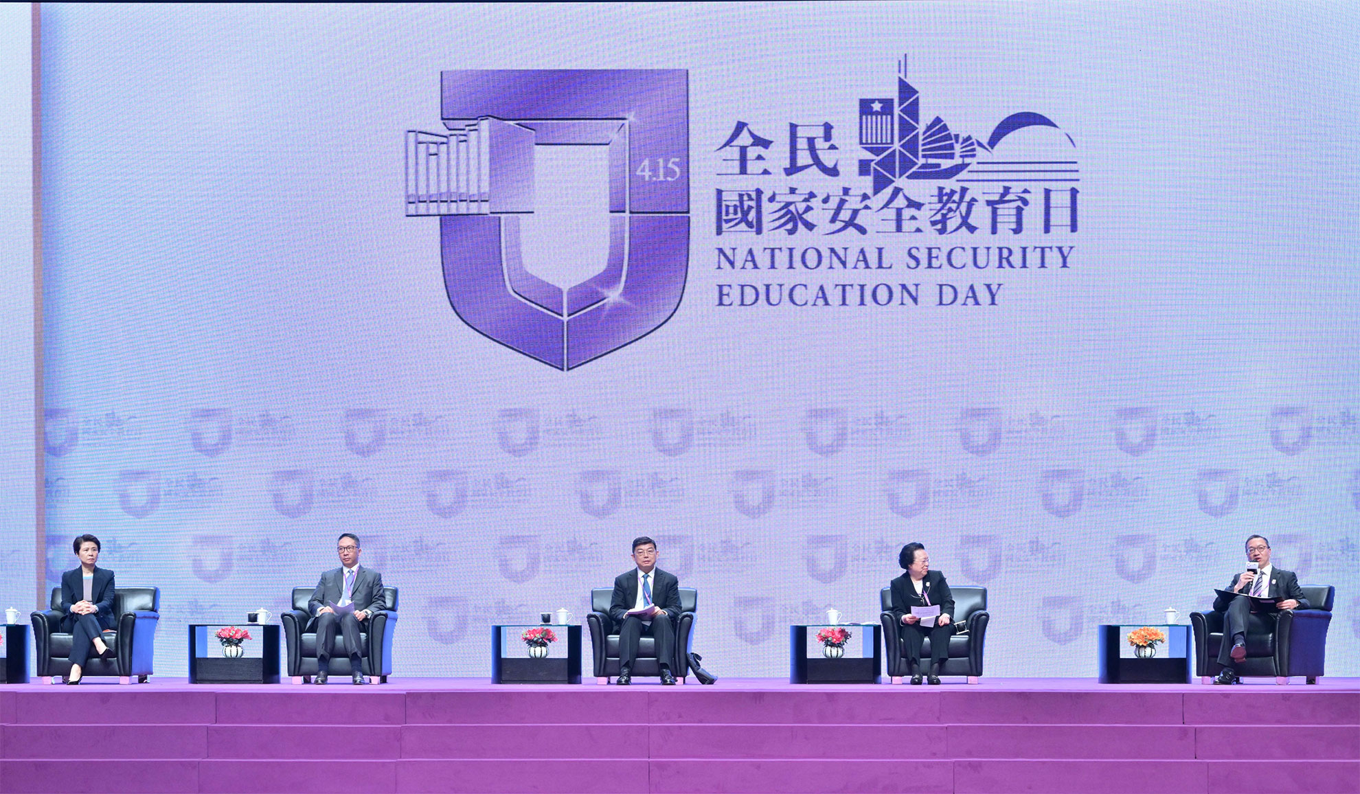 The Secretary for Justice, Mr Paul Lam, SC, hosted the seminar on “The Hong Kong National Security Law and the practice of the rule of law” at the National Security Education Day today (April 15). Photo shows (from left) the Deputy Commissioner of Police (National Security), Ms Edwina Lau; Mr Rimsky Yuen, SC; Professor Wang Zhenmin of the School of Law of Tsinghua University; the Vice-Chairperson of the Hong Kong Special Administrative Region Basic Law Committee under the Standing Committee of the National People's Congress, Ms Maria Tam; and Mr Lam exchanging views at the seminar.