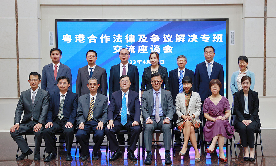 The Deputy Secretary for Justice, Mr Cheung Kwok-kwan, called on the Department of Justice of Guangdong Province today (April 19) in Guangzhou to discuss further collaboration on legal and dispute resolutions in the Guangdong-Hong Kong-Macao Greater Bay Area. Photo shows Mr Cheung (front row, fourth right) with the Director-General of the Department of Justice of Guangdong Province, Mr Chen Xudong (front row, fourth left), and other senior officers.