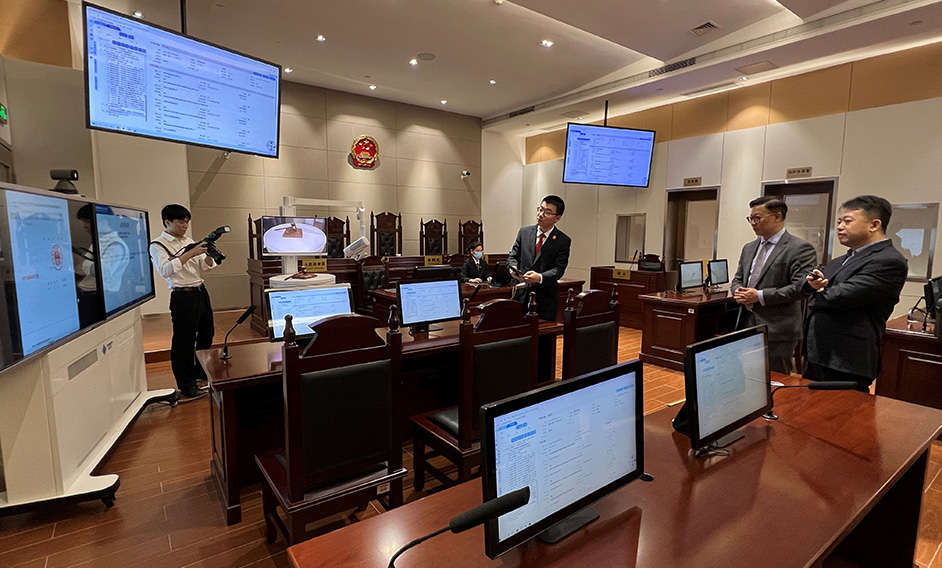 The Deputy Secretary for Justice, Mr Cheung Kwok-kwan (second right), visited the Shenzhen Qianhai Cooperation Zone People's Court in Shenzhen today (April 19), and was briefed by its President, Mr Bian Fei (first right), on the latest situation of the Court's application of technology.