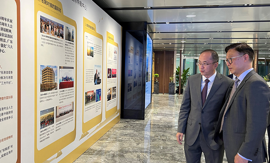 The Deputy Secretary for Justice, Mr Cheung Kwok-kwan (right), visited the Shenzhen Court of International Arbitration (SCIA) in Shenzhen today (April 19), and was briefed by its President, Mr Liu Xiaochun (left), on the operation of SCIA.