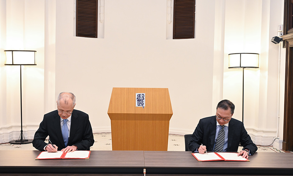 The Department of Justice of the Hong Kong Special Administrative Region and the Supreme Court of Brunei Darussalam signed a Memorandum of Cooperation today (May 4) to strengthen their co-operation on issues relating to dispute avoidance and resolution. Photo shows the Secretary for Justice, Mr Paul Lam, SC (right), and the Chief Justice of the Supreme Court of Brunei Darussalam, Dato Seri Paduka Steven Chong Wan Oon (left), signing the memorandum.