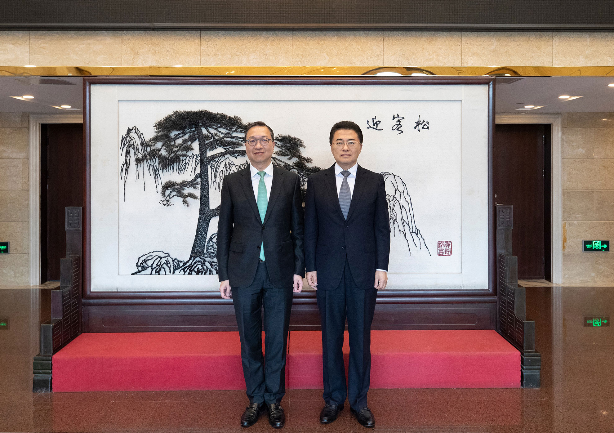律政司司長林定國資深大律師（左）五月二十九日下午在北京到訪國務院國有資產監督管理委員會（國資委），與國資委副主任翁杰明（右）會面。圖示二人在會議前合照。
