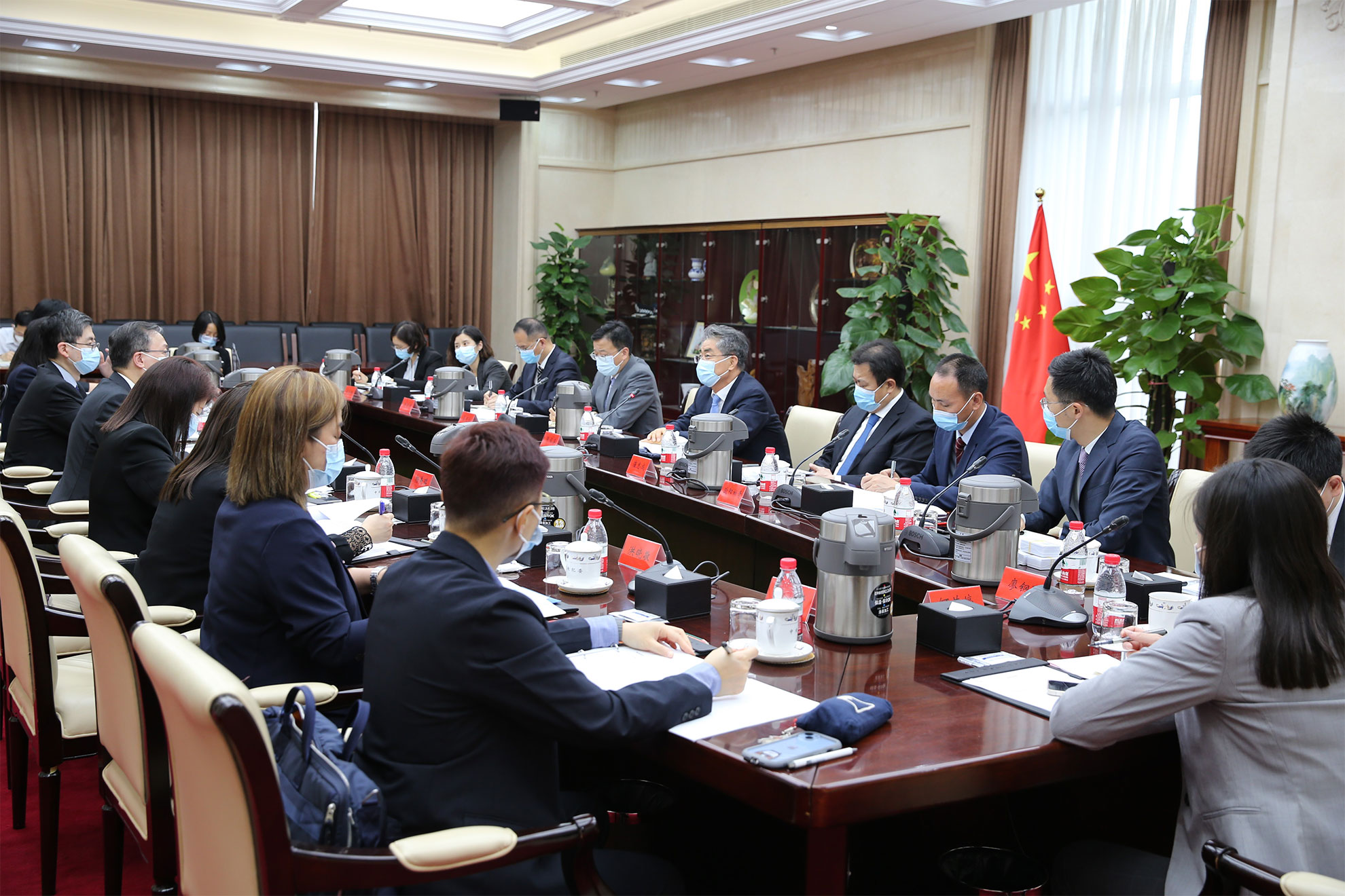 律政司司长林定国资深大律师五月二十九日下午在北京与国家监察委员会副主任张福海会面。图示双方进行会议。