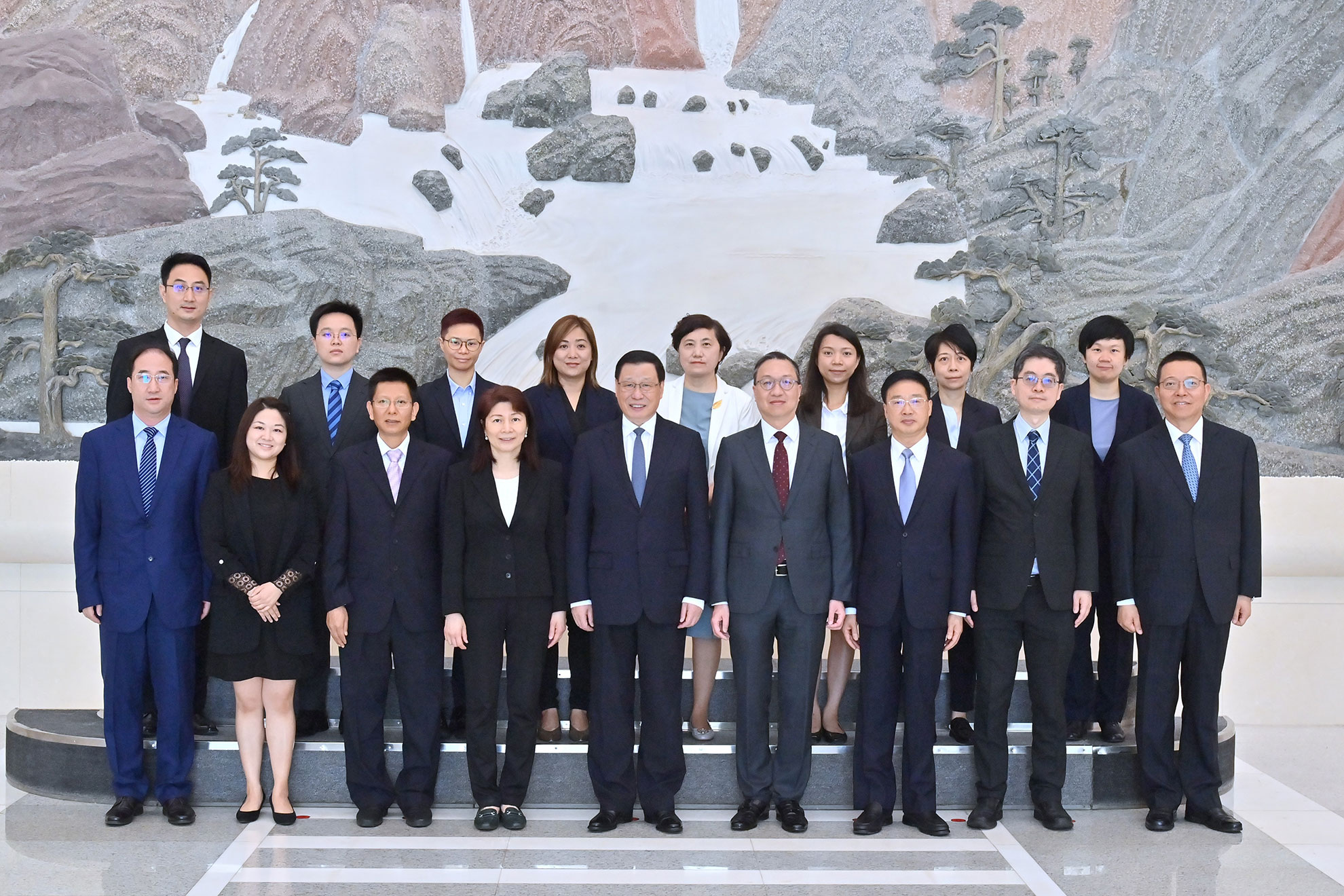 The Secretary for Justice, Mr Paul Lam, SC (front row, fourth right), calls on the Supreme People's Procuratorate and meets with the Procurator-General, Mr Ying Yong (front row, fifth left), this morning (May 30) in Beijing. Photo shows both sides before the meeting.