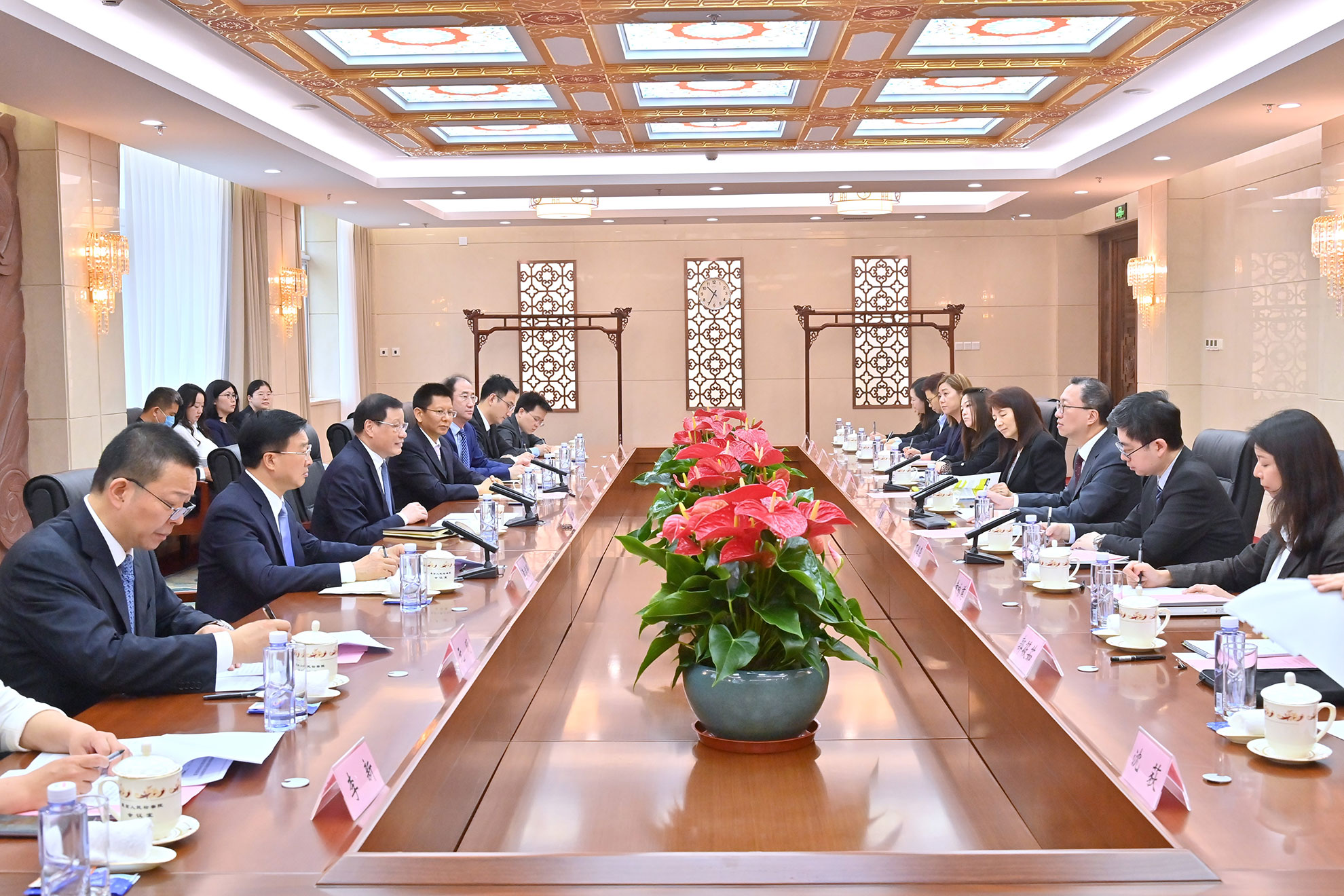 律政司司长林定国资深大律师（右三）今日（五月三十日）上午在北京拜访最高人民检察院，与检察长应勇（左三）会面。图示双方进行会议。