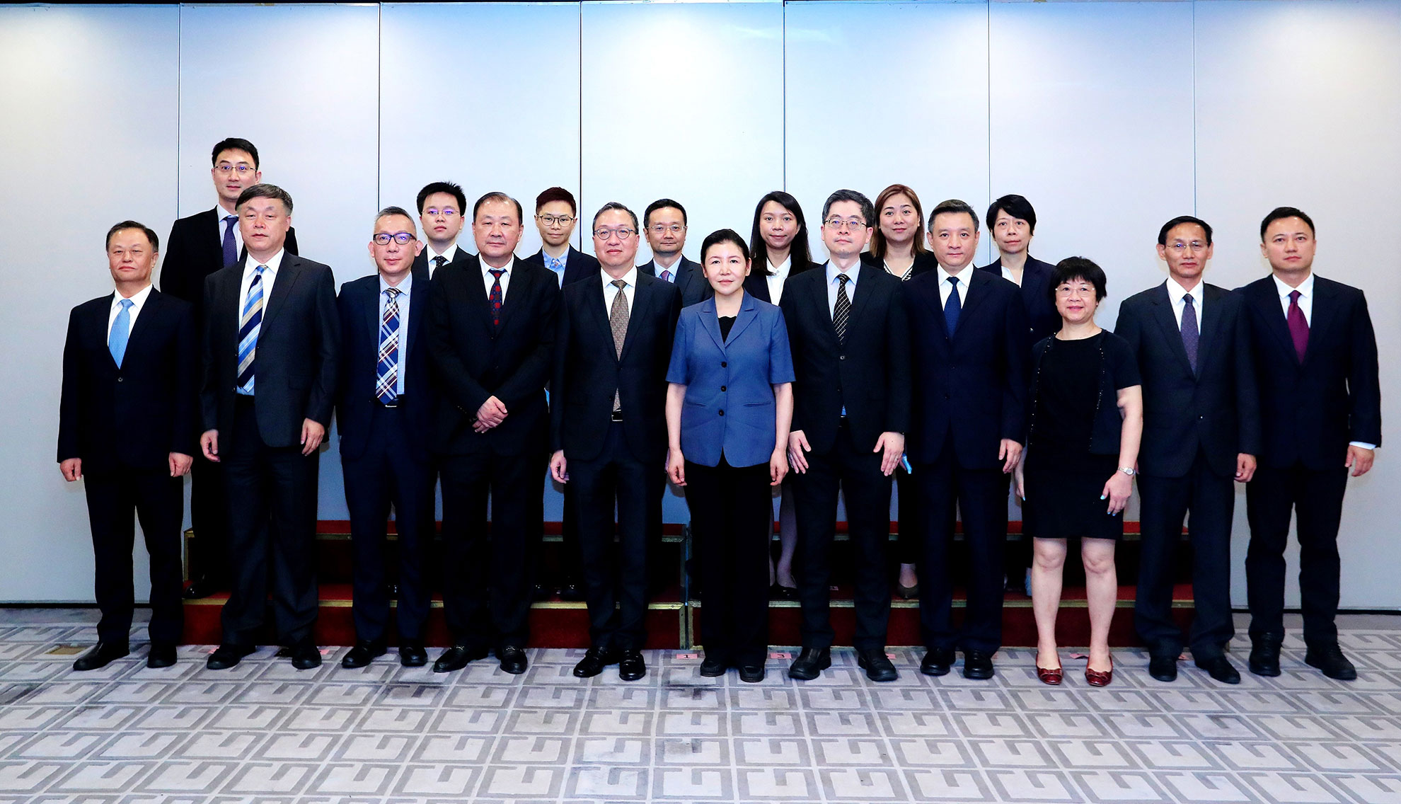 律政司司长林定国资深大律师（前排左五）五月三十一日上午在北京拜访司法部，与司法部部长贺荣（前排左六）会面。
