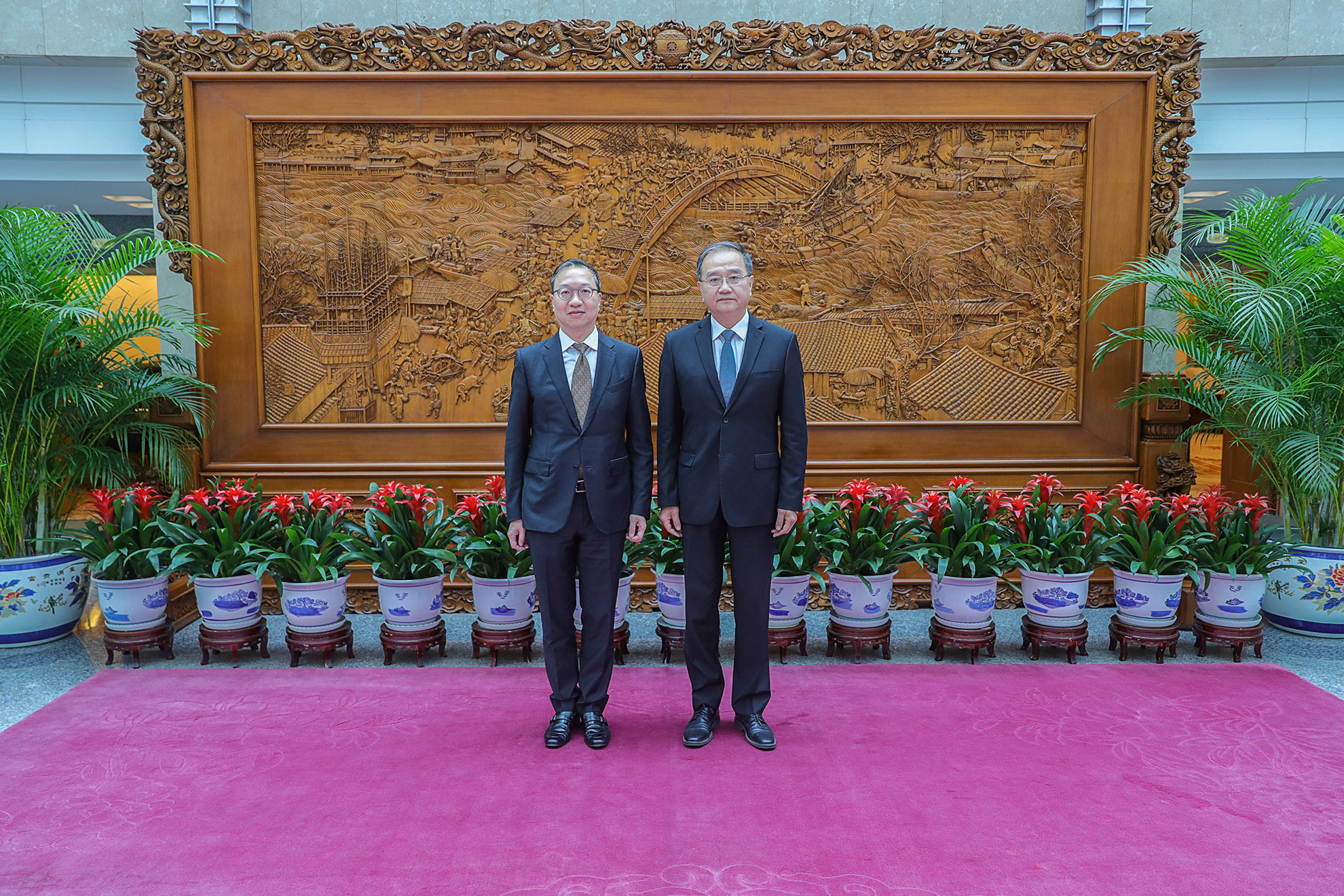 律政司司长林定国资深大律师（左）五月三十一日在北京拜访外交部，与外交部副部长邓励（右）会面。