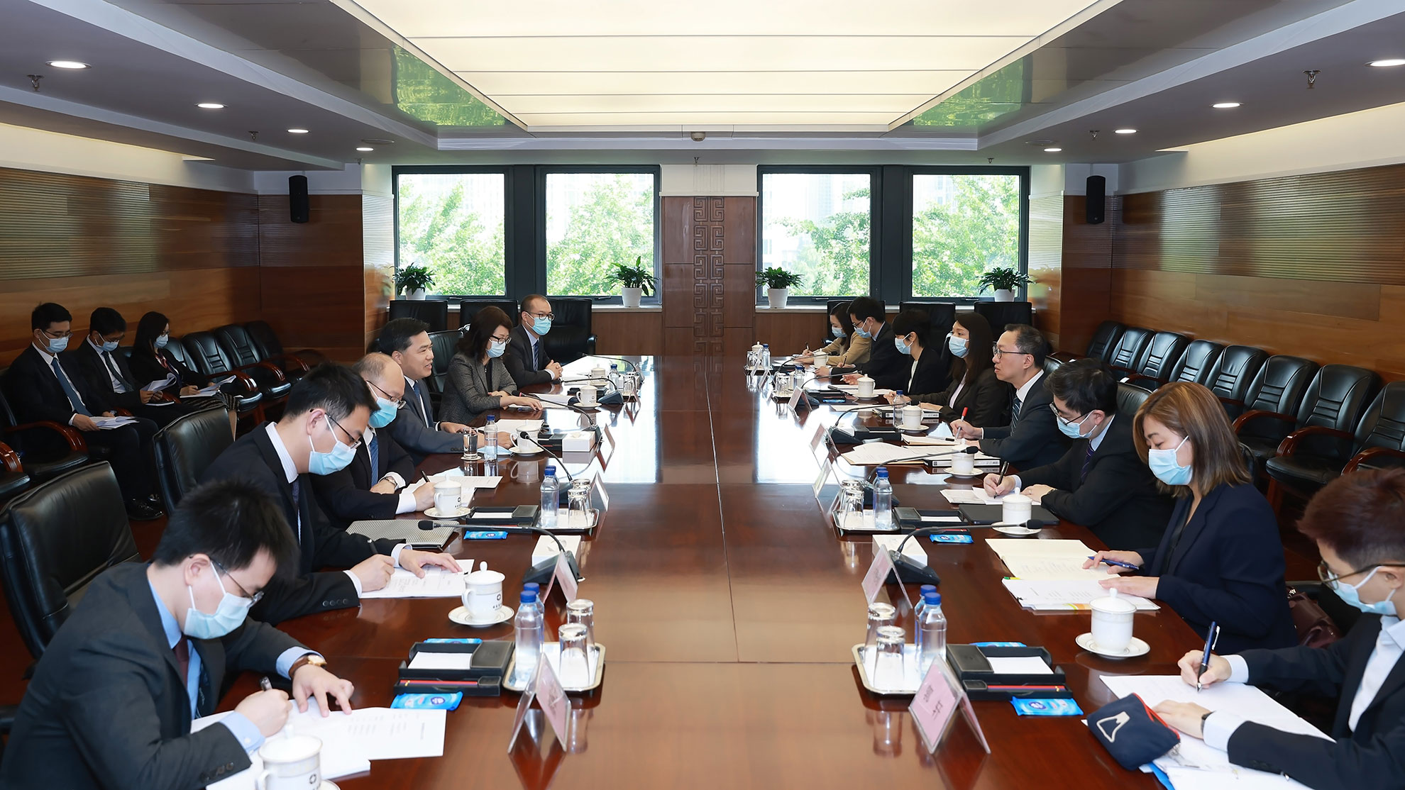 律政司司长林定国资深大律师（右四）六月一日上午在北京拜访商务部，与商务部副部长盛秋平（左四）会面。