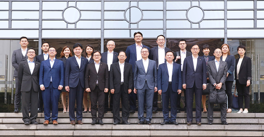 The Secretary for Justice, Mr Paul Lam, SC (front row, fourth right); the Chairman of the Hong Kong Bar Association, Mr Victor Dawes, SC (front row, second right); the President of the Law Society of Hong Kong, Mr Chan Chak-ming (front row, fourth left); the Deputy Director of Intellectual Property, Mr Thomas Tsang (front row, first right); and members of the delegation, visit the Guangzhou Intellectual Property Court and meet with the President of the Court, Mr Hong Shiquan (front row, fifth left), on the afternoon of June 8 in Guangzhou.