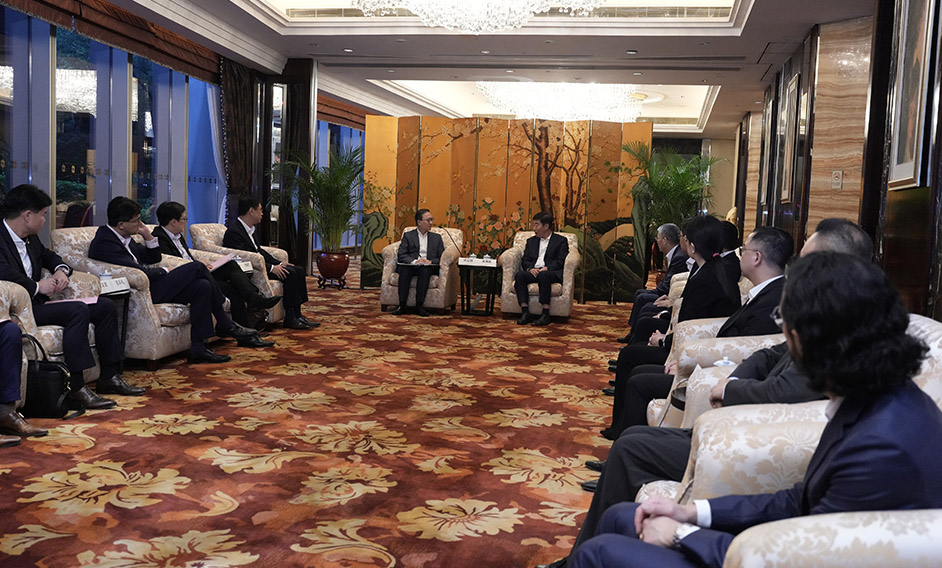 The Secretary for Justice, Mr Paul Lam, SC (left), meets with the President of the High People's Court of Guangdong Province, Mr Zhang Haibo (right), on the afternoon of June 8 in Guangzhou.