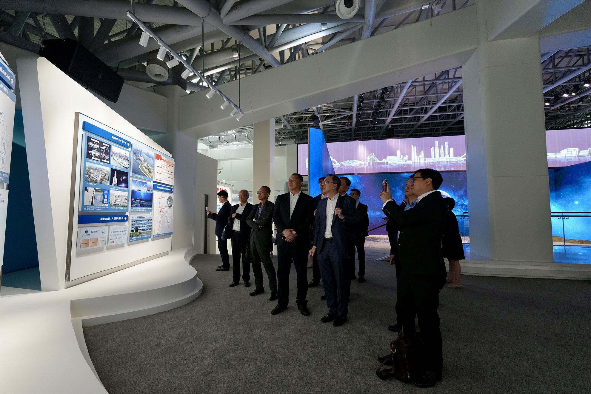 The Secretary for Justice, Mr Paul Lam, SC (second right), and the delegation comprising representatives from the Hong Kong legal sector visit the Nansha Planning Exhibition Hall on the morning of June 9 in Nansha.