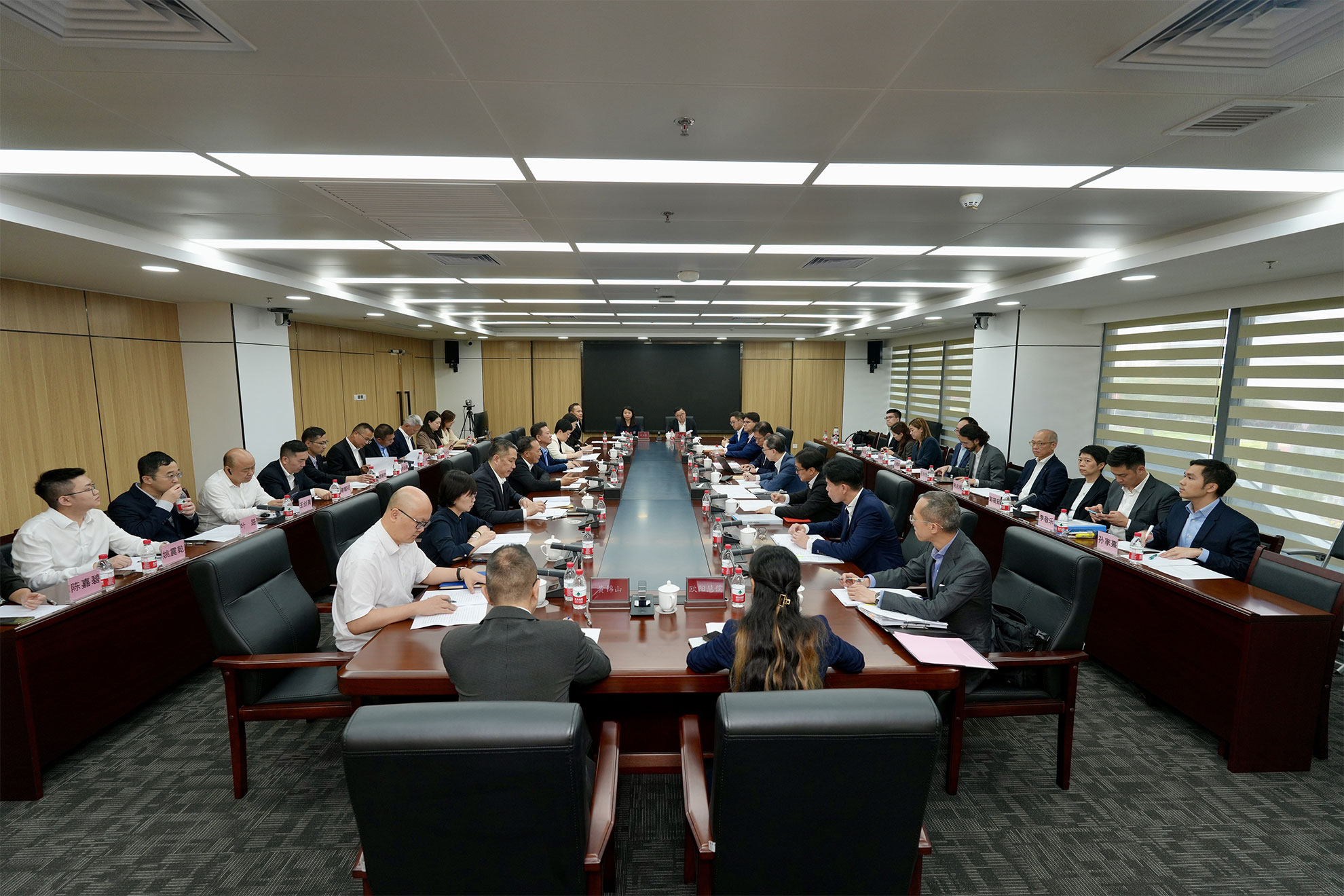 律政司司長林定國資深大律師（右四）與香港法律業界代表組成的代表團，六月九日上午在南沙到訪南沙國際仲裁中心，與南沙區委書記盧一先（左四）會面。圖示雙方進行會議。