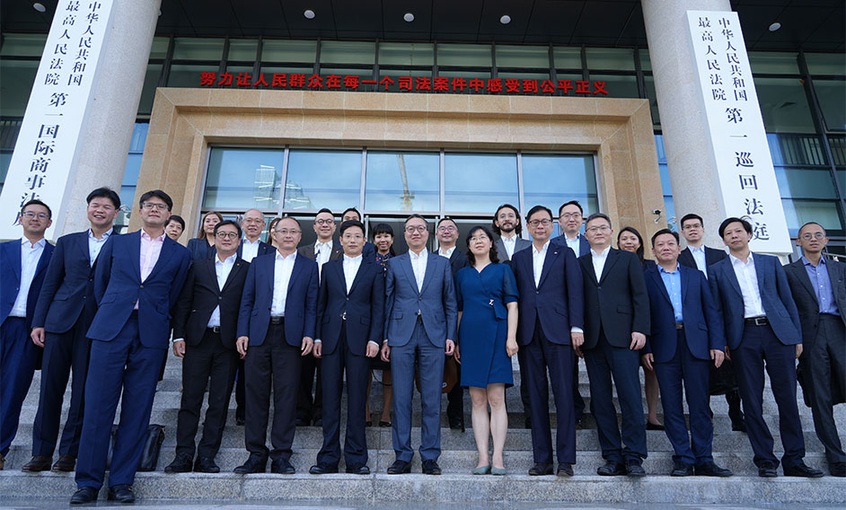 The Secretary for Justice, Mr Paul Lam, SC (front row, seventh right), and the delegation comprising representatives from the Hong Kong legal sector visit the First International Commercial Court of the Supreme People's Court and meet with the Vice Presidents Zhao Jinshan (front row, eighth right) and Liu Zheng (front row, fourth right), on the afternoon of June 9 in Shenzhen.