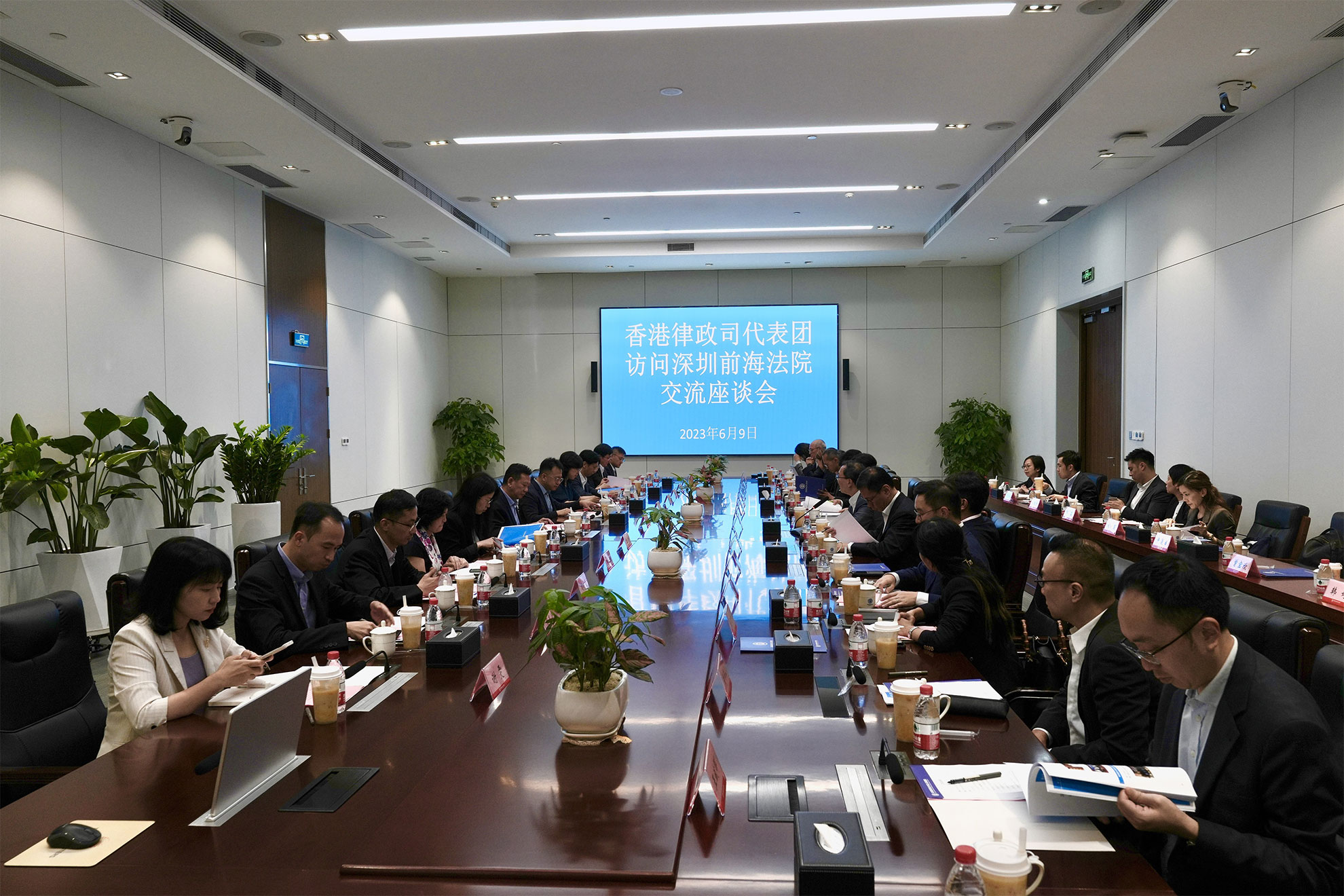 The Secretary for Justice, Mr Paul Lam, SC (seventh right), and the delegation comprising representatives from the Hong Kong legal sector call on the Shenzhen Qianhai Cooperation Zone People's Court (Qianhai Court) and met with the President of the Qianhai Court, Mr Bian Fei (seventh left), on the afternoon of June 9 in Shenzhen. Photo shows both sides in the meeting.