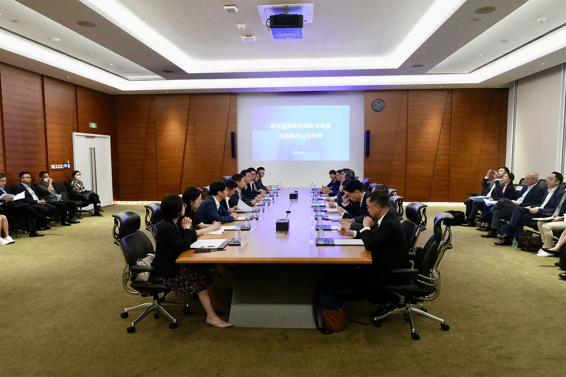 律政司司長林定國資深大律師（右五）與香港法律業界代表組成的代表團今日（六月十日）參觀騰訊集團位於深圳的總部，並與騰訊研究院院長司曉（左五）會面。圖示雙方進行會議。