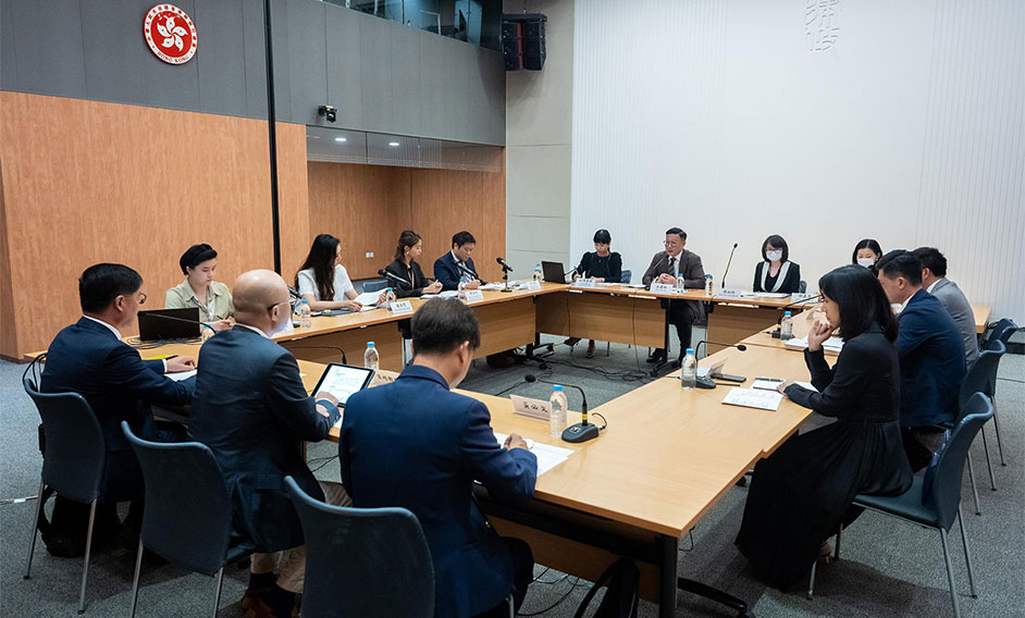 Chaired by the Deputy Secretary for Justice, Mr Cheung Kwok-kwan (back row, third right), the Department of Justice's Guangdong-Hong Kong-Macao Greater Bay Area Task Force held its second meeting today (June 23).