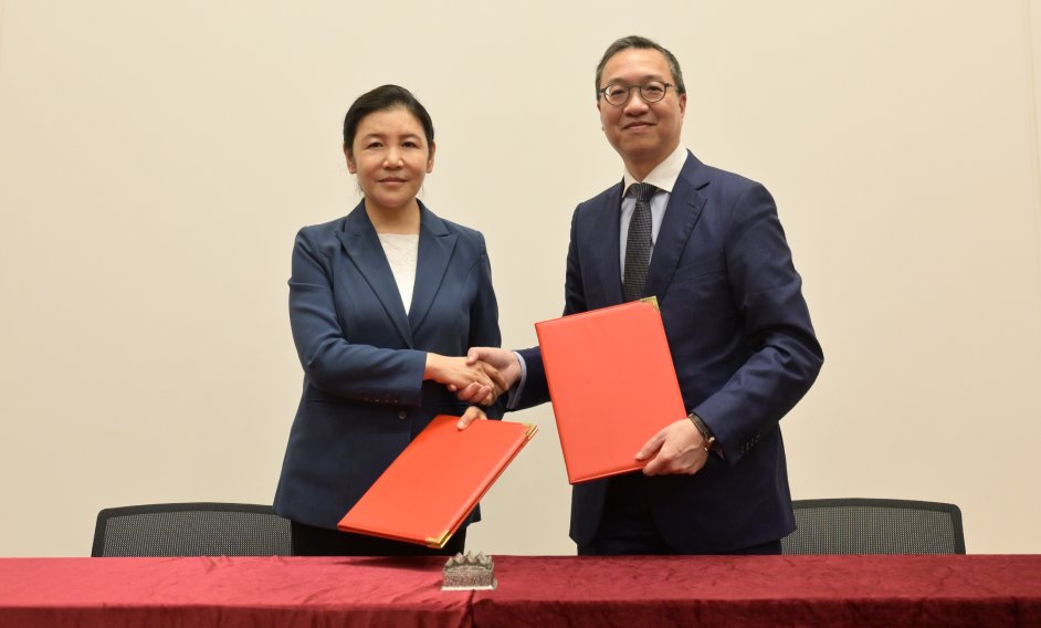The Secretary for Justice, Mr Paul Lam, SC (right), met the Minister of Justice, Ms He Rong (left), on July 17 and signed a record of meeting for further deepening exchanges and co-operation on talent nurturing and legal and dispute resolution services between the Mainland and Hong Kong.