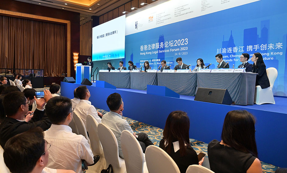 The sixth Hong Kong Legal Services Forum organised by the Department of Justice and co-organised by the Hong Kong Trade Development Council was held in Chengdu today (August 24). Photo shows renowned speakers from the legal and dispute resolution sector sharing their views on how to make use of arbitration to resolve disputes at the mock arbitration of the breakout session.