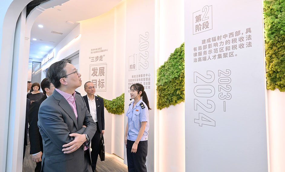The Secretary for Justice, Mr Paul Lam, SC, led a delegation from Hong Kong's legal and dispute resolution sector to visit Tianfu Central Legal Services District in Chengdu on August 23. Photo shows Mr Lam (left) looking at exhibition panels on Tianfu Central Legal Services District for a better understanding of its development.