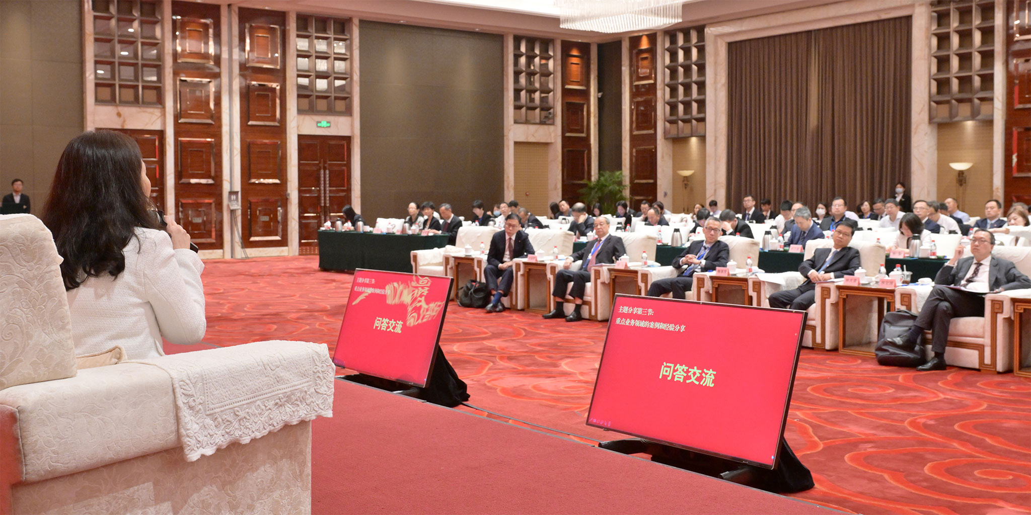 The second seminar on the legal challenges and coping strategies under the Belt and Road Initiative organised by the State-owned Assets Supervision and Administration Commission of the State Council and co-organised by the Department of Treaty and Law of the Ministry of Commerce and the Department of Justice was held in Beijing today (August 25). Photo shows renowned speakers and participants exchanging views at a question-and-answer session of the third sharing session of the seminar on using Hong Kong legal services to support enterprises in making foreign investments.