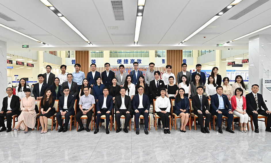 The Deputy Secretary for Justice, Mr Cheung Kwok-kwan, led a delegation comprising young lawyers and law students to call on the Huizhou Municipal People's Government today (September 7). Photo shows Mr Cheung (front row, seventh right), Vice Mayor of Huizhou Municipal People's Government Mr Yu Jialiang (front row, seventh left), and other members of the delegation at the Public Legal Service Center of Huizhou.