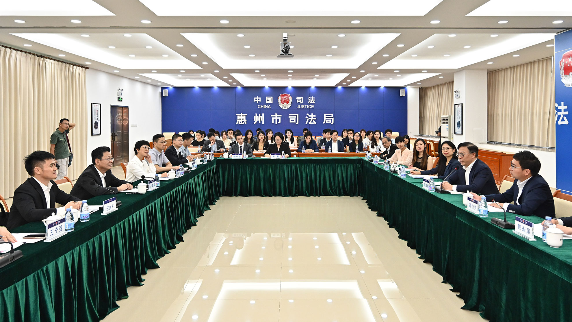 The Deputy Secretary for Justice, Mr Cheung Kwok-kwan, led a delegation comprising young lawyers and law students to call on the Huizhou Municipal People's Government today (September 7). Photo shows Mr Cheung (second right) meeting with Vice Mayor of Huizhou Municipal People's Government Mr Yu Jialiang (second left) to exchange views.