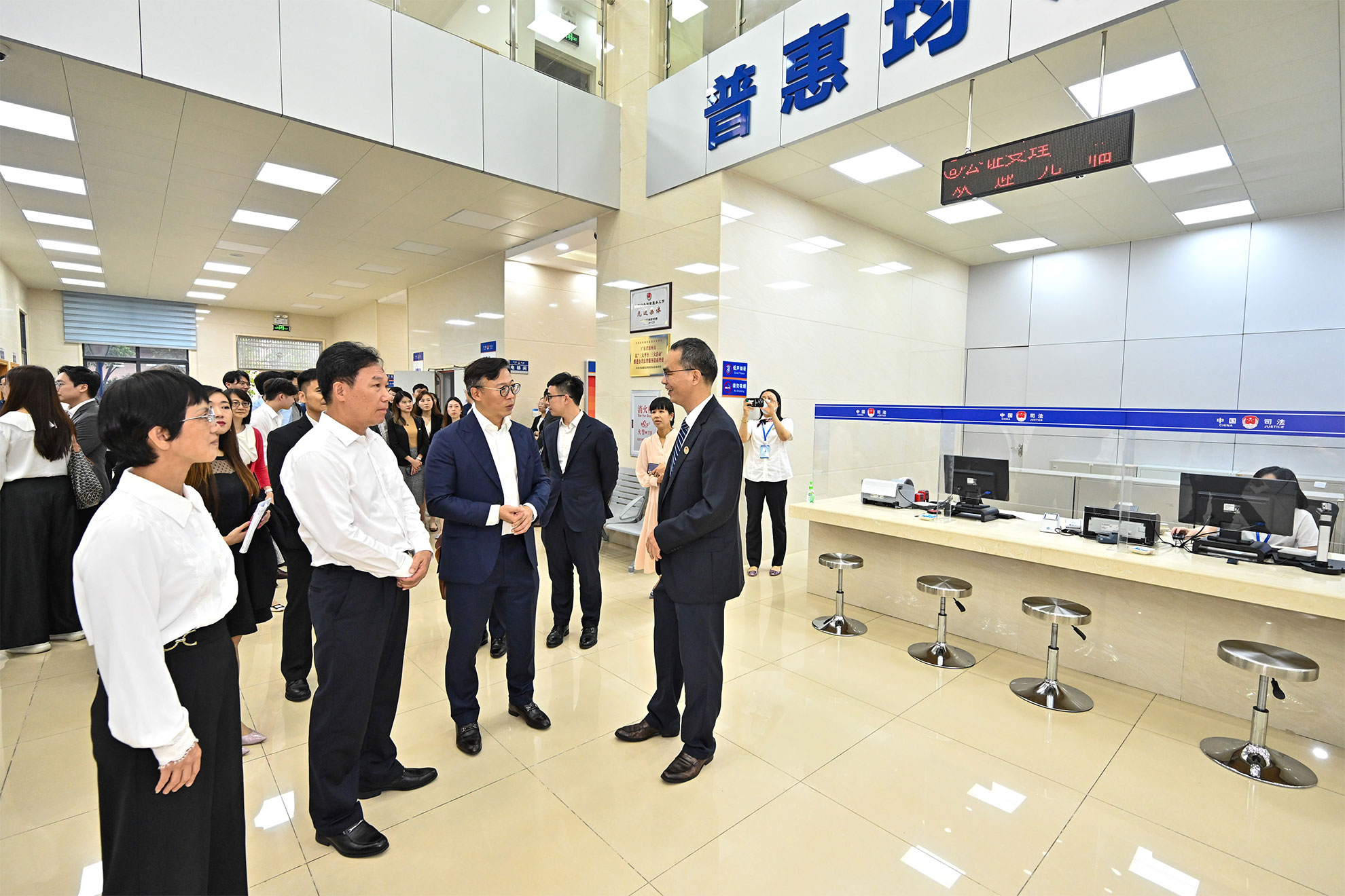 The Deputy Secretary for Justice, Mr Cheung Kwok-kwan, led a delegation comprising young lawyers and law students to visit the Public Legal Service Center of Huizhou today (September 7). Photo shows Mr Cheung (third left) being briefed on the work of the center.