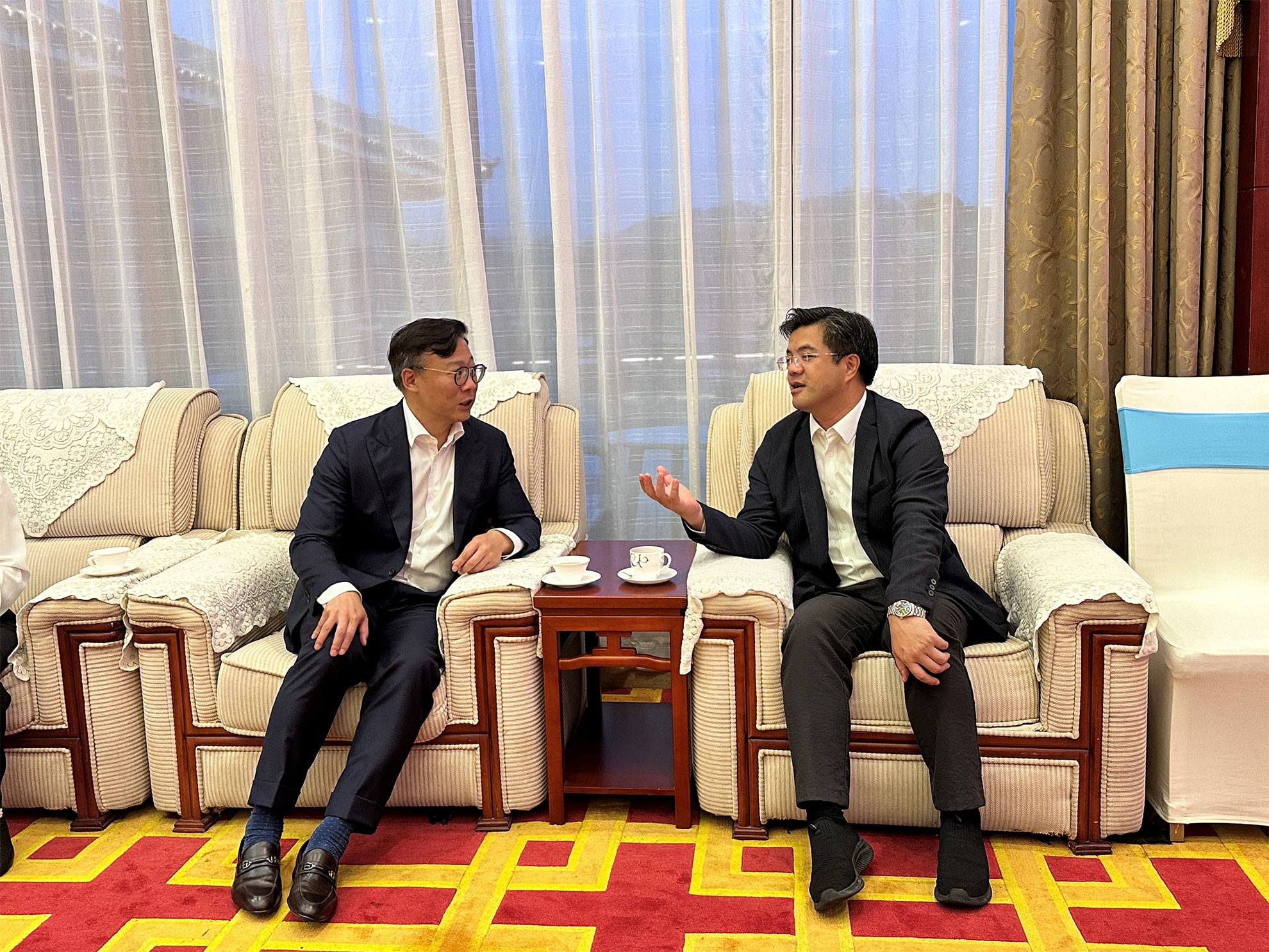 The Deputy Secretary for Justice, Mr Cheung Kwok-kwan (left), led a delegation comprising young lawyers and law students to meet with Standing Committee Member and Head of the United Front Work Department of the CPC Huizhou Municipal Committee, Mr Lai Jianhua (right), today (September 7).