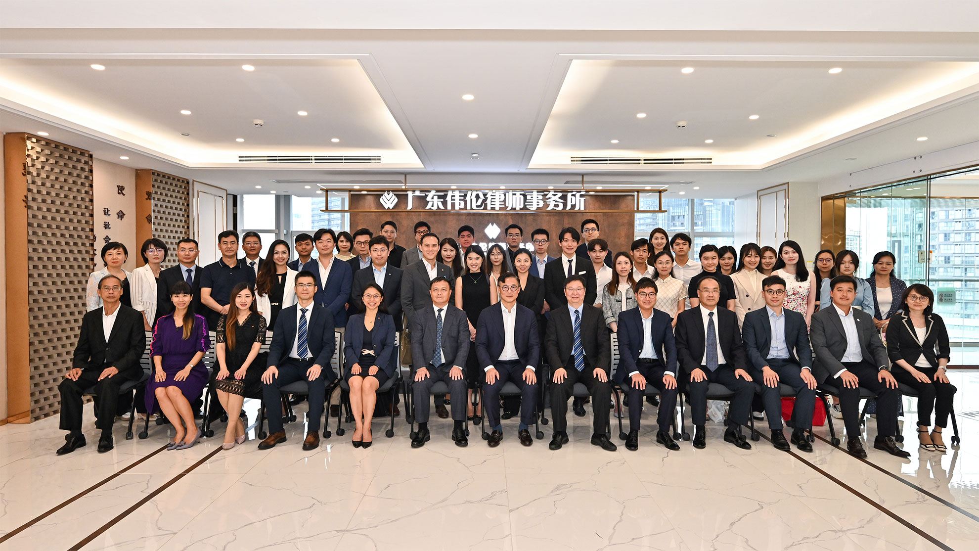 The Deputy Secretary for Justice, Mr Cheung Kwok-kwan (first row, centre), leading a delegation comprising young lawyers and law students, today (September 8) visited a well-established Mainland law firm in Huizhou to have in-depth exchanges with their local counterparts on the challenges in handling cross-boundary civil and commercial as well as arbitration matters and explore room for strengthening co-operation between the legal sectors of both places.