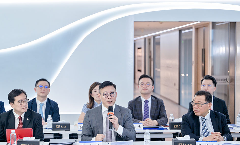The Deputy Secretary for Justice, Mr Cheung Kwok-kwan (front row, centre), led a delegation of legal professionals to attend an exchange forum on Hainan-Hong Kong legal services co-operation and met with Hainan's legal professionals in Hainan today (September 21).