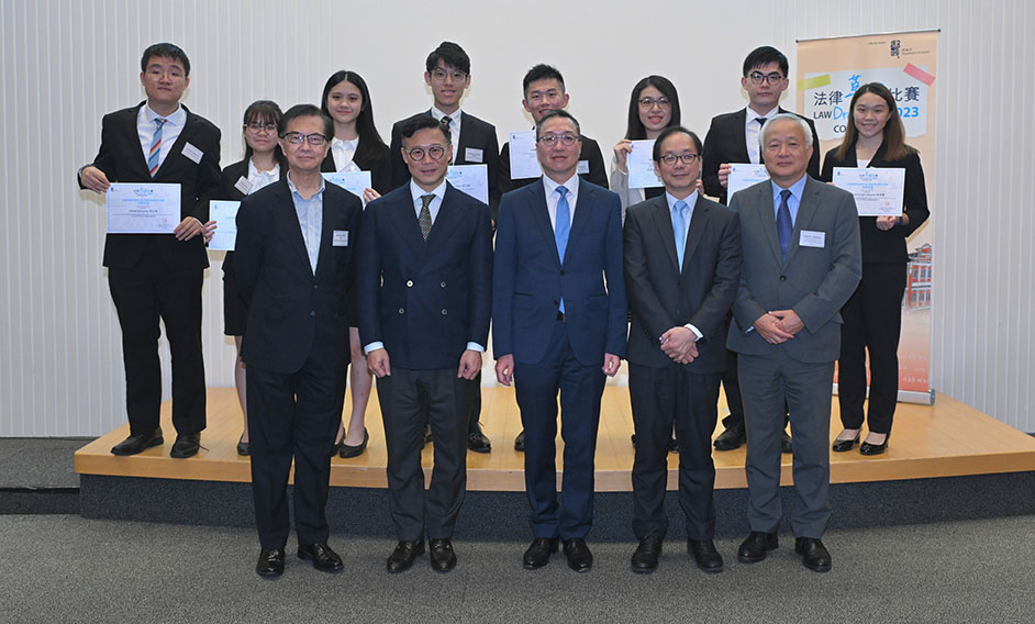 The prize presentation ceremony for the Law Drafting Competition 2023 organised by the Department of Justice was held today (September 28). Photo shows the Secretary for Justice, Mr Paul Lam, SC (front row, centre); the Deputy Secretary for Justice, Mr Cheung Kwok-kwan (front row, second left); the Law Draftsman, Mr Michael Lam (front row, second right), pictured with former Law Draftsman Mr Tony Yen (front row, first left), the Dean of Faculty of Law of the University of Hong Kong, Professor Fu Hualing (front row, first right), and the winning and other participating students.