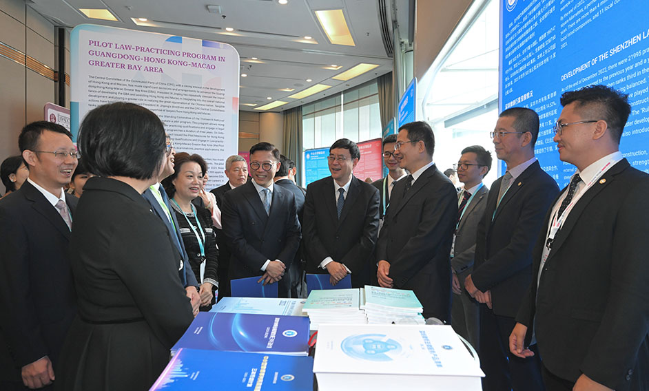 The Deputy Secretary for Justice, Mr Cheung Kwok-kwan (seventh right); the Director-General of the Department of Justice of Guangdong Province, Mr Chen Xudong (sixth right); and the Director of the Bureau of Lawyers' Work of the Ministry of Justice, Mr Tian Xin (fourth right), visit exhibition booths dedicated to promoting legal services set up at the Hong Kong Legal Week 2023 today (November 9), and chat with representatives from Hong Kong, Macao and the nine Mainland cities in the Guangdong-Hong Kong-Macao Greater Bay Area. 