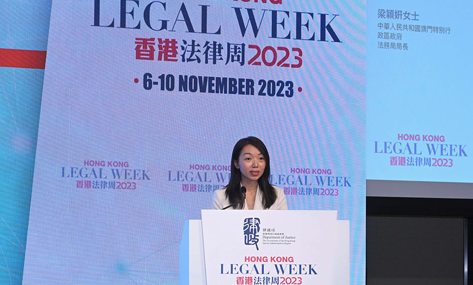 The Director of the Legal Affairs Bureau of Macao, Ms Leong Weng-in, today (November 9) delivers a speech at the opening session of the forum under the theme "Gateway to the Opportunities in the GBA" of the Hong Kong Legal Week 2023.