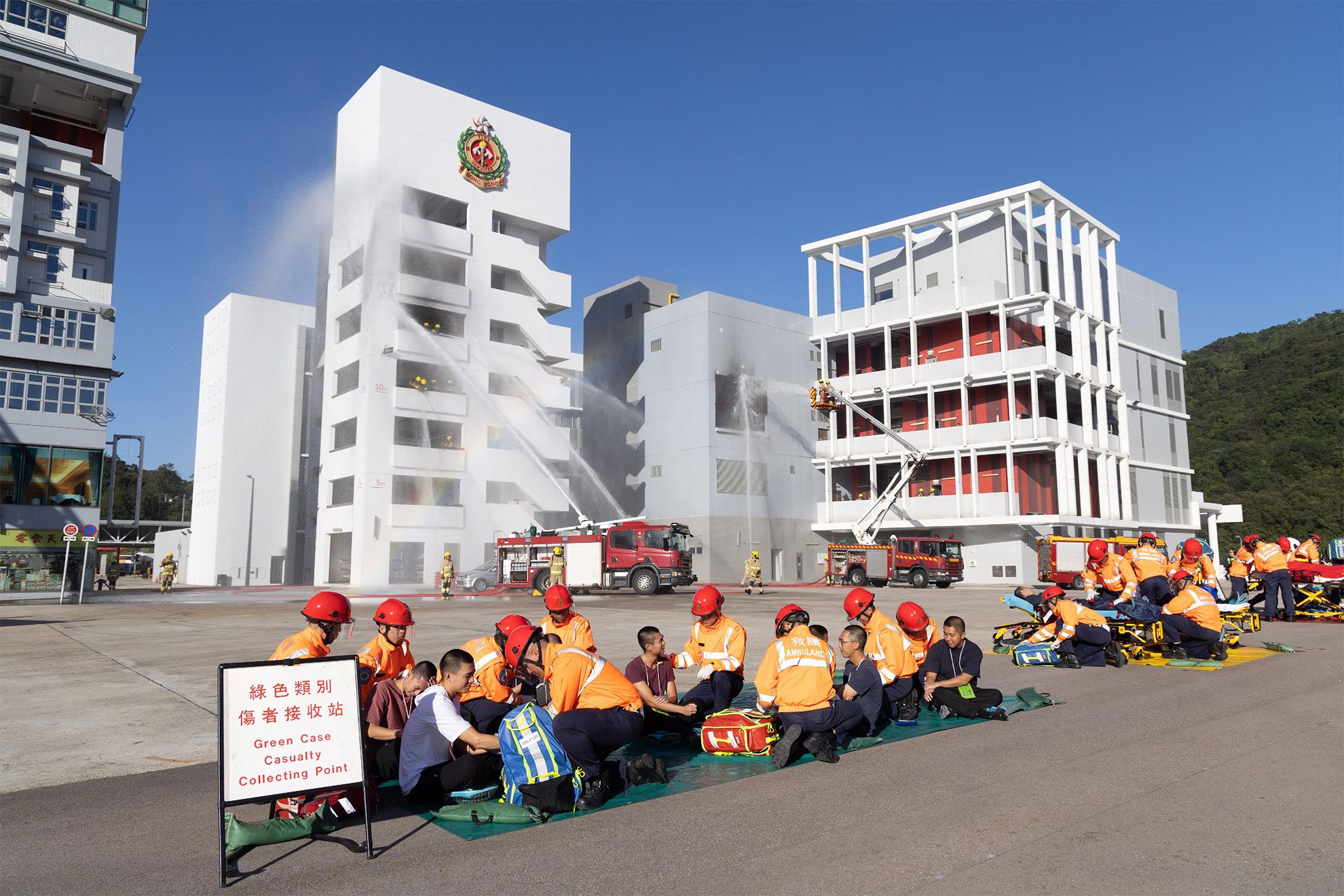 The Secretary for Justice, Mr Paul Lam, SC, reviewed the Fire Services passing-out parade at the Fire and Ambulance Services Academy today (November 17). Photo shows graduates demonstrating firefighting and rescue techniques.