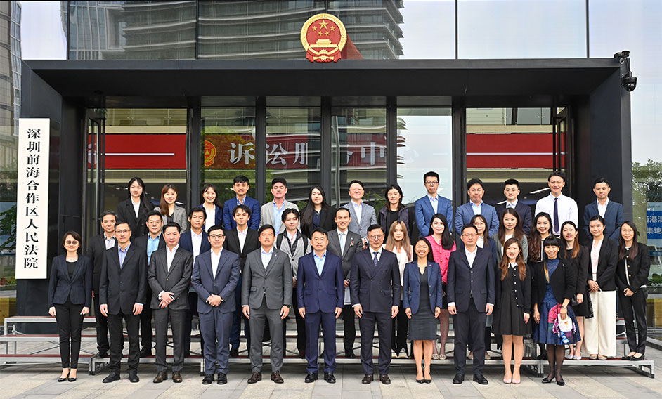 The Deputy Secretary for Justice, Mr Cheung Kwok-kwan, and a delegation of young lawyers led by him today (November 17) finished the first stop, Shenzhen, of their visit to Mainland cities of the Greater Bay Area. Photo shows Mr Cheung (front row, fifth right) with the President of the Shenzhen Qianhai Cooperation Zone People's Court (Qianhai Court), Mr Bian Fei (first row, centre), and the delegation during the visit to the Qianhai Court in Shenzhen.