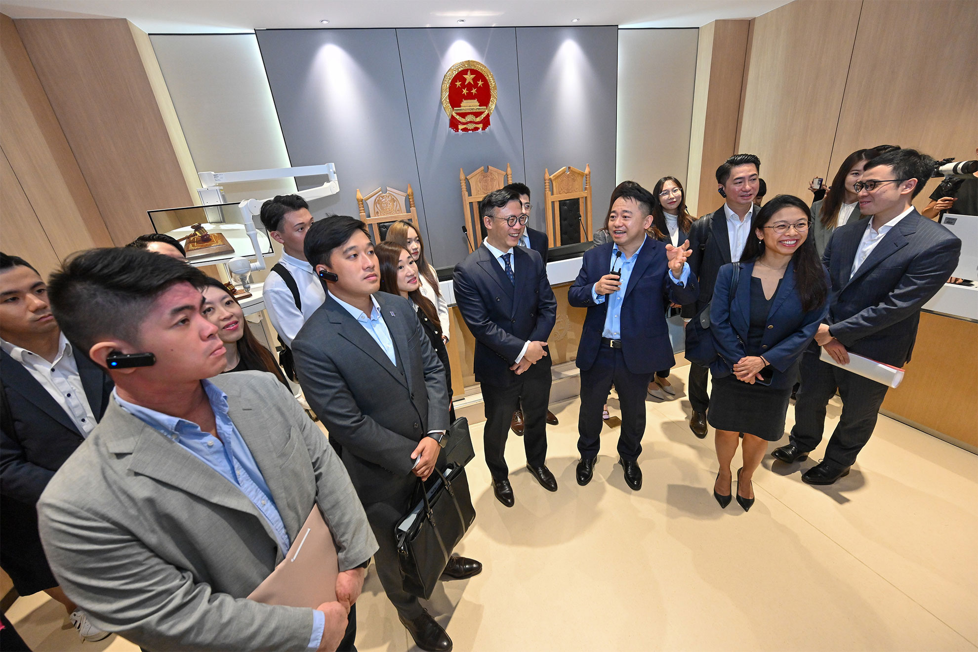 The Deputy Secretary for Justice, Mr Cheung Kwok-kwan, and a delegation of young lawyers led by him today (November 17) finished the first stop, Shenzhen, of their visit to Mainland cities of the Greater Bay Area. Photo shows Mr Cheung (fourth right) and other members of the delegation being briefed by the President of the Shenzhen Qianhai Cooperation Zone People's Court, Mr Bian Fei (third right), during their visit to the court's E-courtroom.