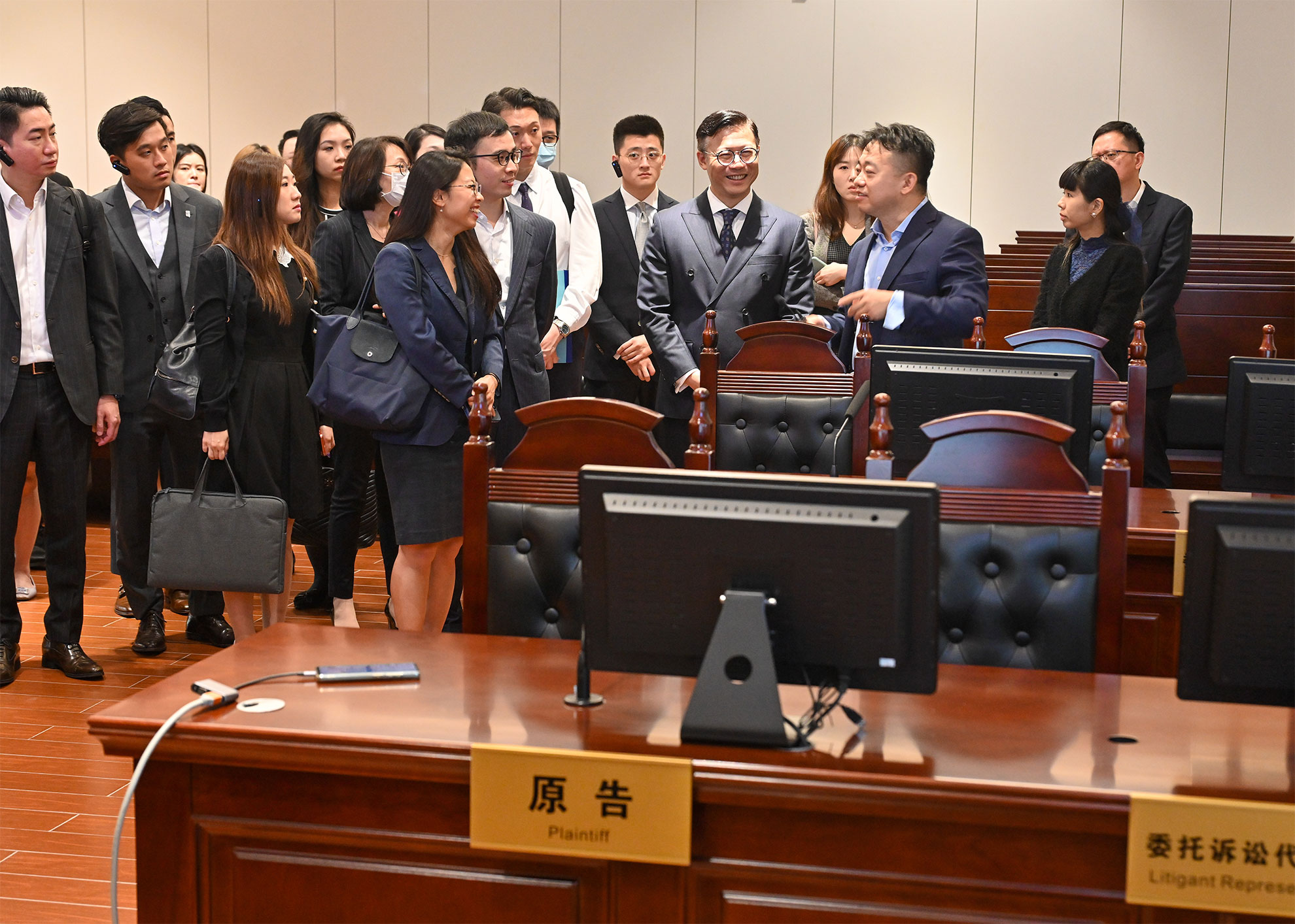 The Deputy Secretary for Justice, Mr Cheung Kwok-kwan, and a delegation of young lawyers led by him today (November 17) finished the first stop, Shenzhen, of their visit to Mainland cities of the Greater Bay Area. Photo shows Mr Cheung (third right) and other members of the delegation being briefed by the President of the Shenzhen Qianhai Cooperation Zone People's Court, Mr Bian Fei (second right), during their visit to the technology court.