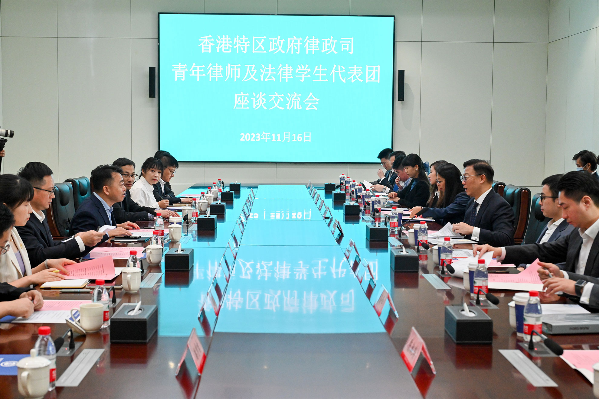 The Deputy Secretary for Justice, Mr Cheung Kwok-kwan, and a delegation of young lawyers led by him today (November 17) finished the first stop, Shenzhen, of their visit to Mainland cities of the Greater Bay Area. Photo shows Mr Cheung (third right) and other members of the delegation meeting with the President of the Shenzhen Qianhai Cooperation Zone People's Court, Mr Bian Fei (third left).